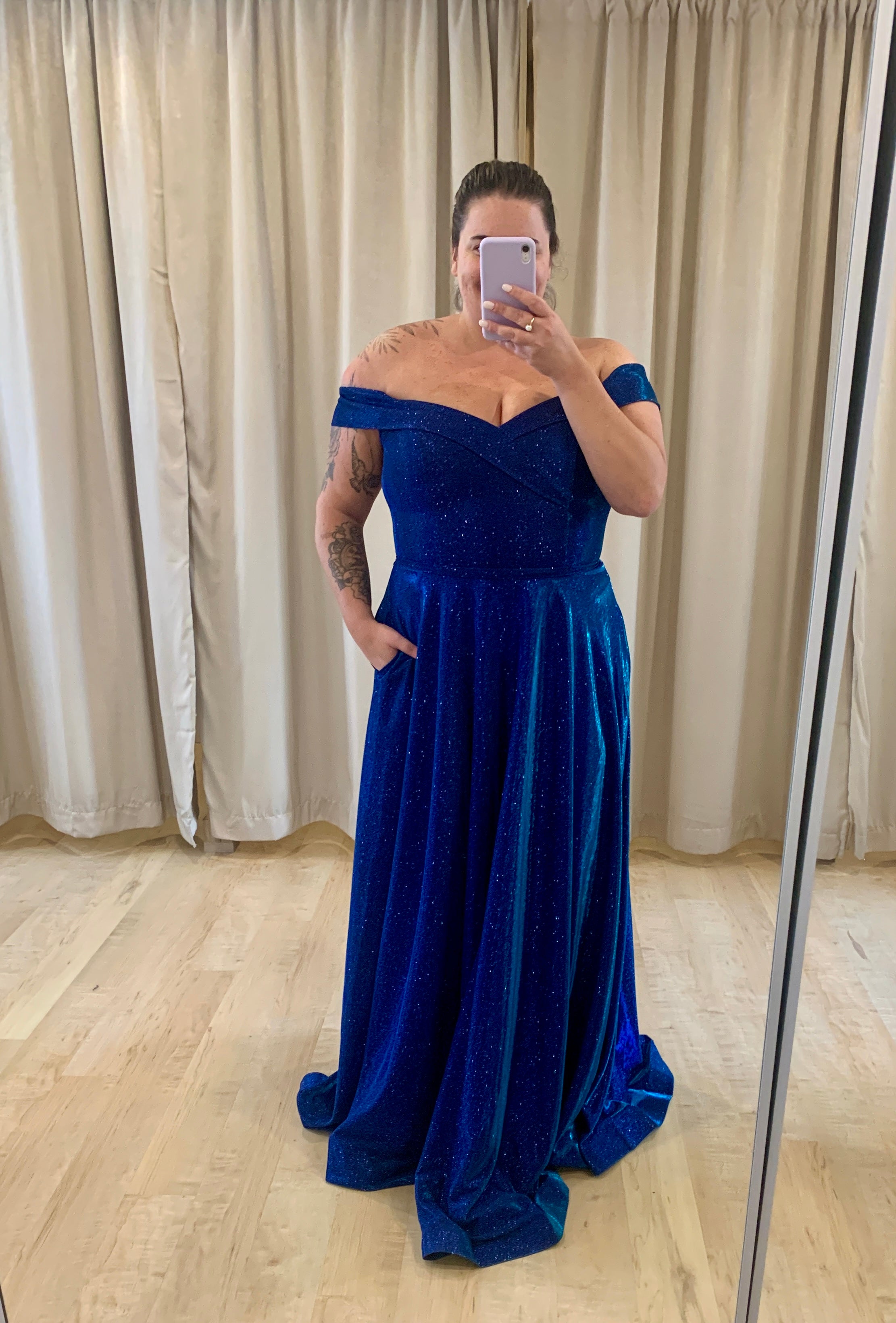 Farley - robe longue en jersey scintillant off shoulders avec décolleté en coeur, poches, bretelles tombantes et jambe fendue Farley - robe longue en jersey scintillant off shoulders avec décolleté en coeur, poches, bretelles tombantes et jambe fendue