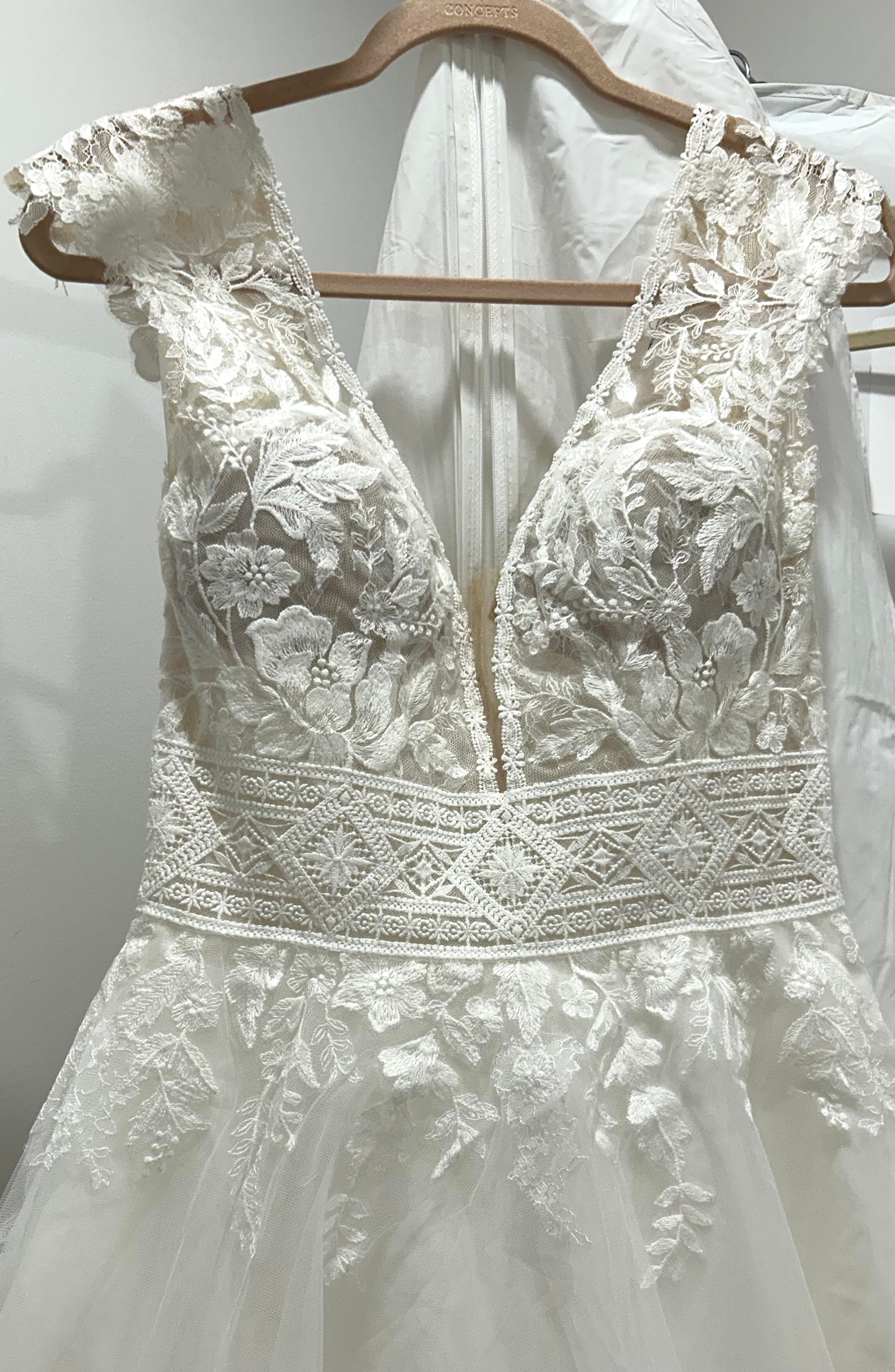 Mavi - robe de mariée boho ligne A avec dentelle florale unique et manches courtes vaporeuses Mavi - robe de mariée boho ligne A avec dentelle florale unique et manches courtes vaporeuses