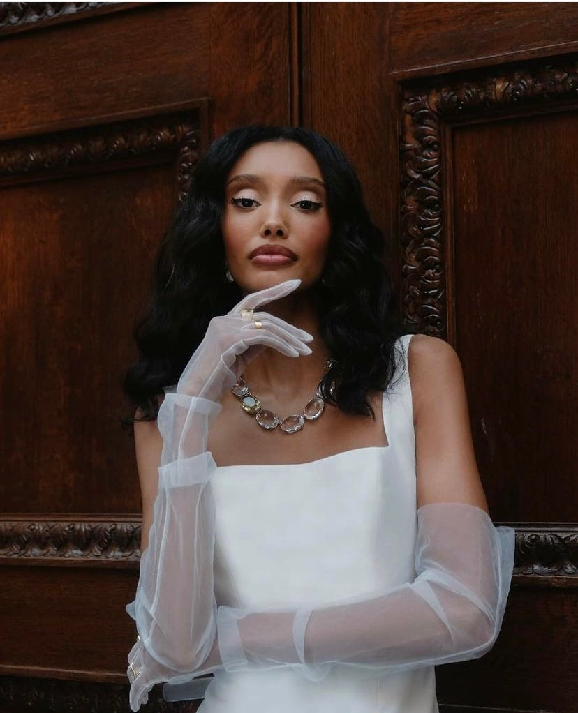 Carmen - robe de mariée moderne ajustée et épurée à encolure carré et ouvertures transparentes sur les côtés Carmen - robe de mariée moderne ajustée et épurée à encolure carré et ouvertures transparentes sur les côtés