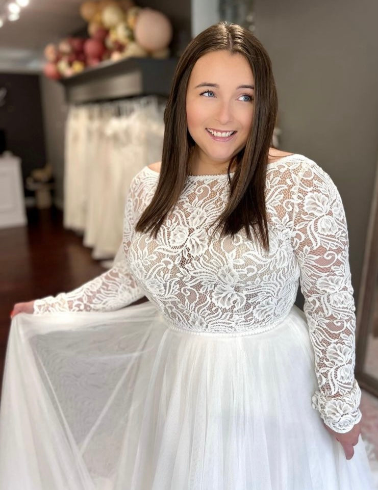 Marcella *échantillon taille 14* - robe de mariée à manches longues et encolure haute Sabrina avec jupe de tulle Marcella *échantillon taille 14* - robe de mariée à manches longues et encolure haute Sabrina avec jupe de tulle