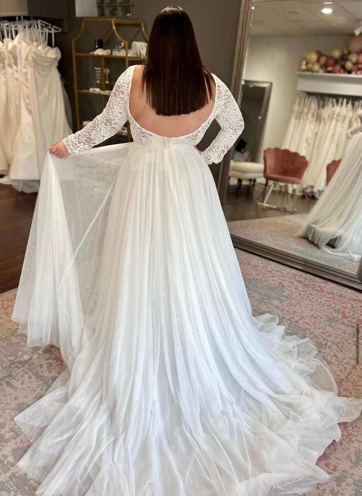 Marcella *échantillon taille 14* - robe de mariée à manches longues et encolure haute Sabrina avec jupe de tulle Marcella *échantillon taille 14* - robe de mariée à manches longues et encolure haute Sabrina avec jupe de tulle