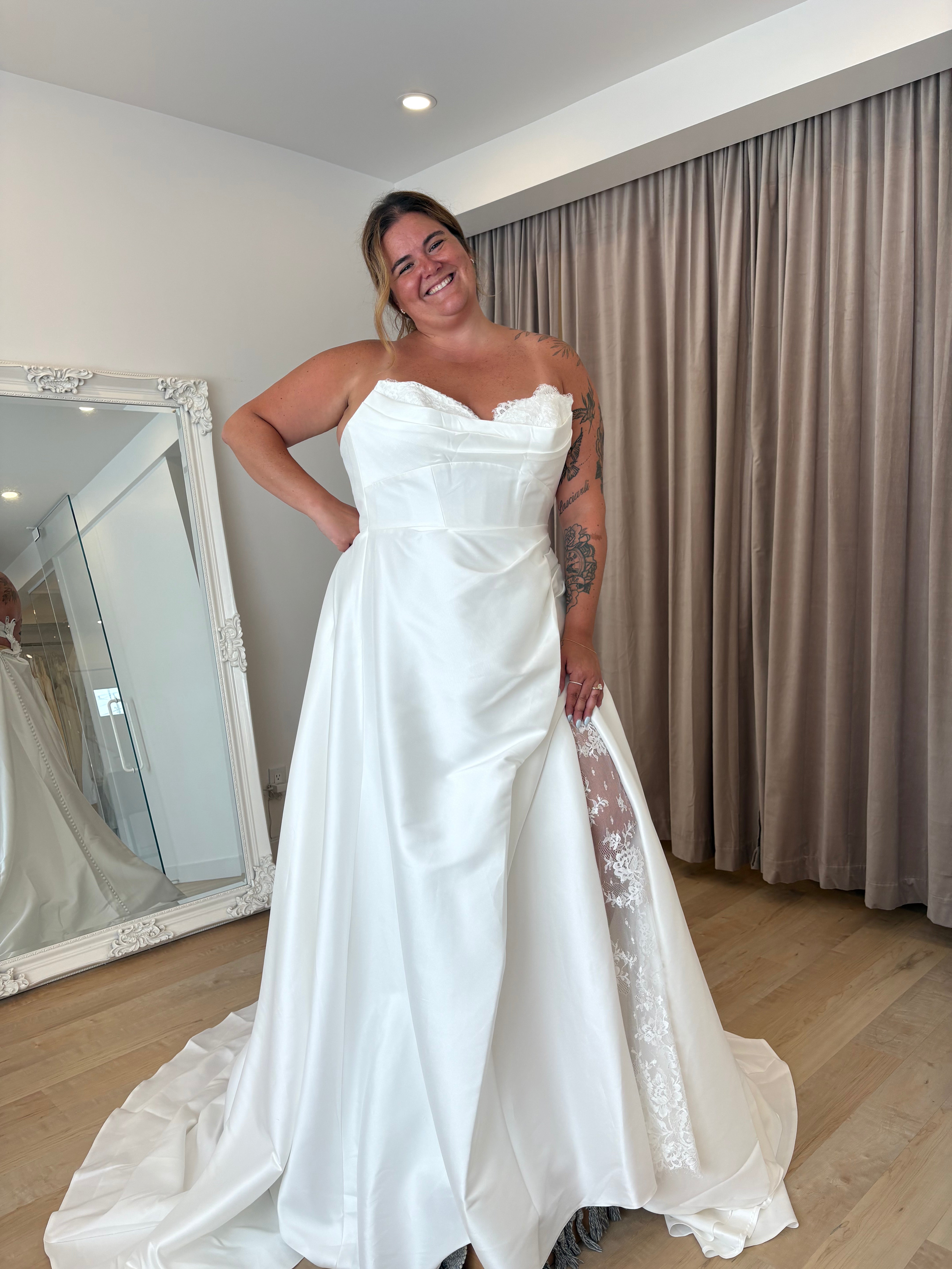 Helen - robe de mariée moderne et classique à bustier avec dentelle et jambe fendue avec dentelle Helen - robe de mariée moderne et classique à bustier avec dentelle et jambe fendue avec dentelle