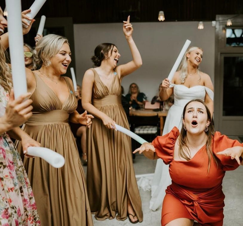 * EXCLUSIVITÉ * Kaï - robe longue en jersey satiné extensible avec bretelles et bande de taille larges et poches * EXCLUSIVITÉ * Kaï - robe longue en jersey satiné extensible avec bretelles et bande de taille larges et poches