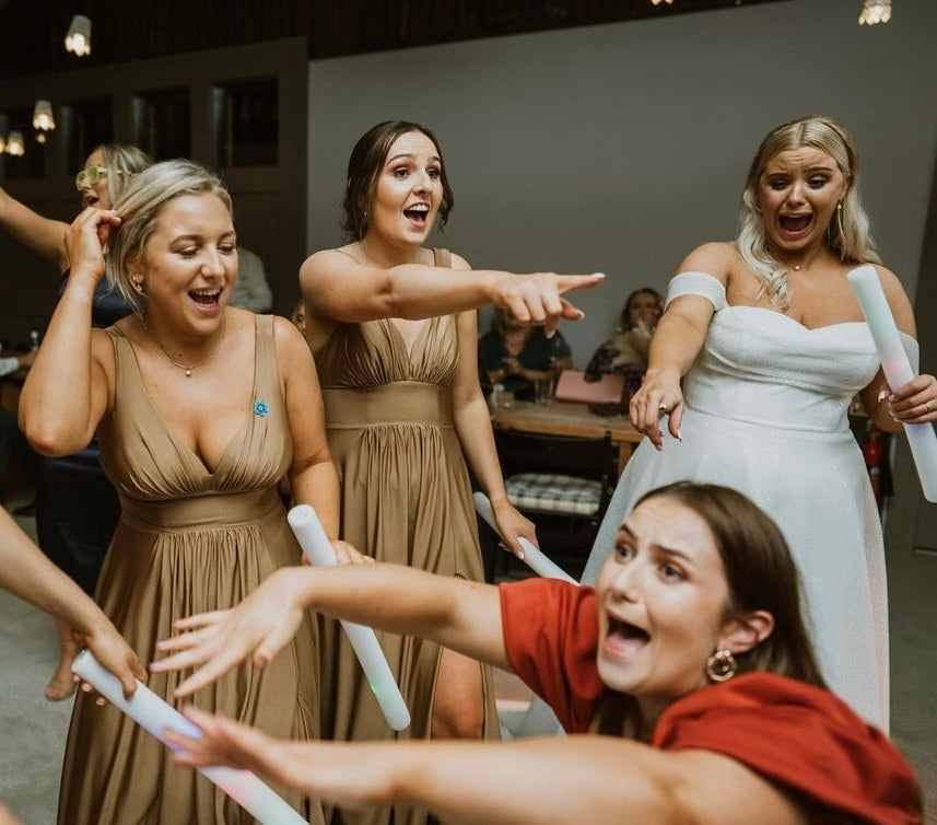 * EXCLUSIVITÉ * Kaï - robe longue en jersey satiné extensible avec bretelles et bande de taille larges et poches * EXCLUSIVITÉ * Kaï - robe longue en jersey satiné extensible avec bretelles et bande de taille larges et poches