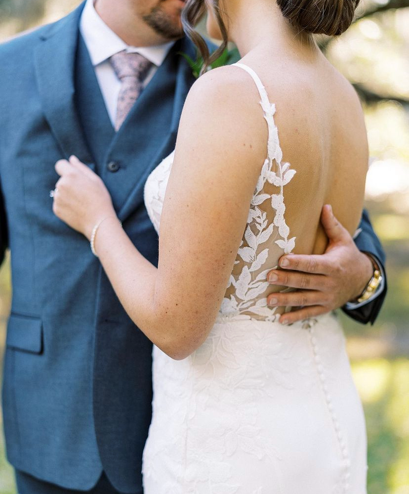 Blaze - robe de mariée coupe ajustée sans manches avec bas en crêpe et traîne en dentelle florale sans perles Blaze - robe de mariée coupe ajustée sans manches avec bas en crêpe et traîne en dentelle florale sans perles