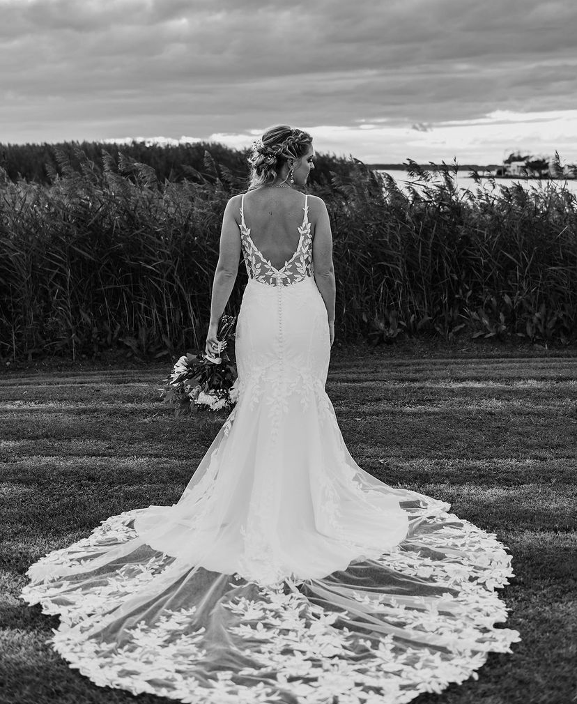 Blaze - robe de mariée coupe ajustée sans manches avec bas en crêpe et traîne en dentelle florale sans perles Blaze - robe de mariée coupe ajustée sans manches avec bas en crêpe et traîne en dentelle florale sans perles