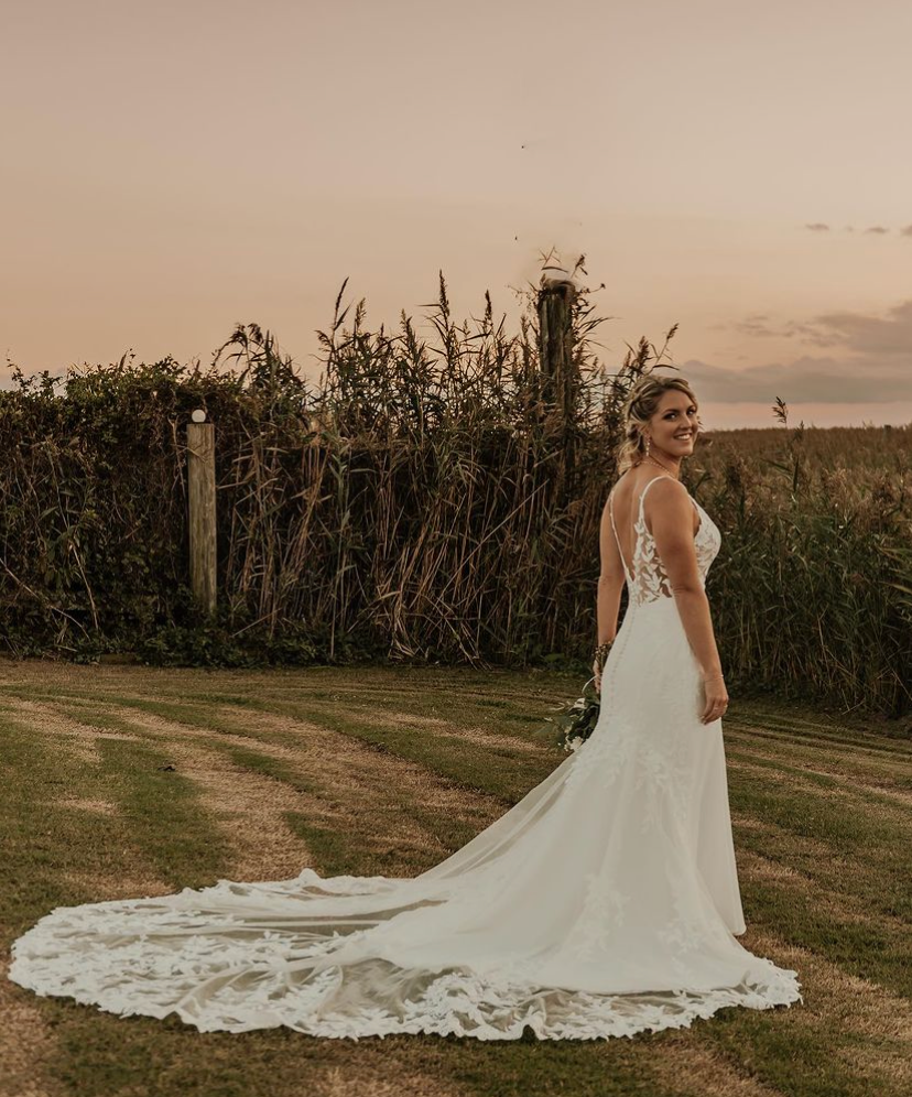 Blaze - robe de mariée coupe ajustée sans manches avec bas en crêpe et traîne en dentelle florale sans perles Blaze - robe de mariée coupe ajustée sans manches avec bas en crêpe et traîne en dentelle florale sans perles