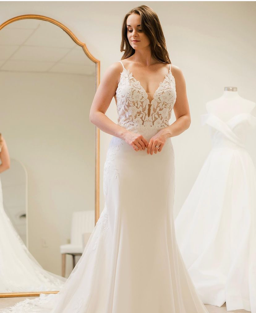 Blaze - robe de mariée coupe ajustée sans manches avec bas en crêpe et traîne en dentelle florale sans perles Blaze - robe de mariée coupe ajustée sans manches avec bas en crêpe et traîne en dentelle florale sans perles