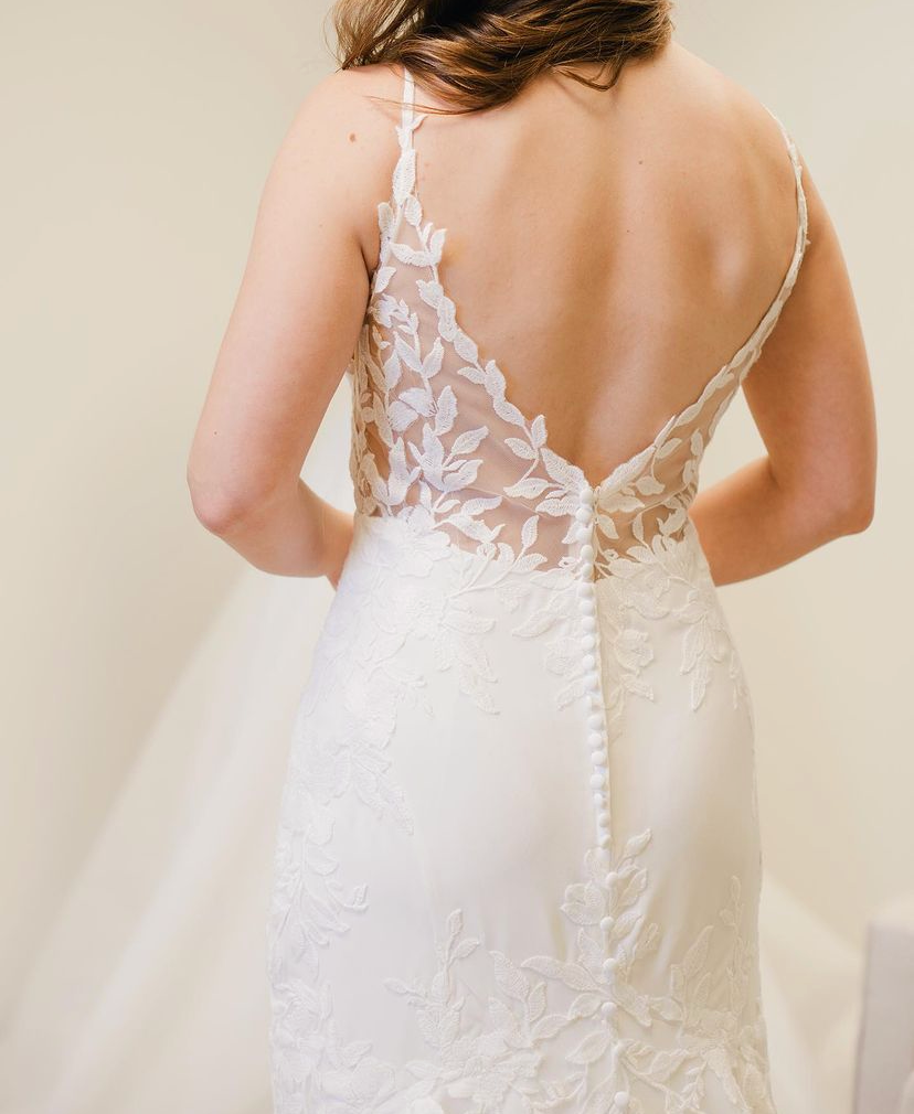 Blaze - robe de mariée coupe ajustée sans manches avec bas en crêpe et traîne en dentelle florale sans perles Blaze - robe de mariée coupe ajustée sans manches avec bas en crêpe et traîne en dentelle florale sans perles