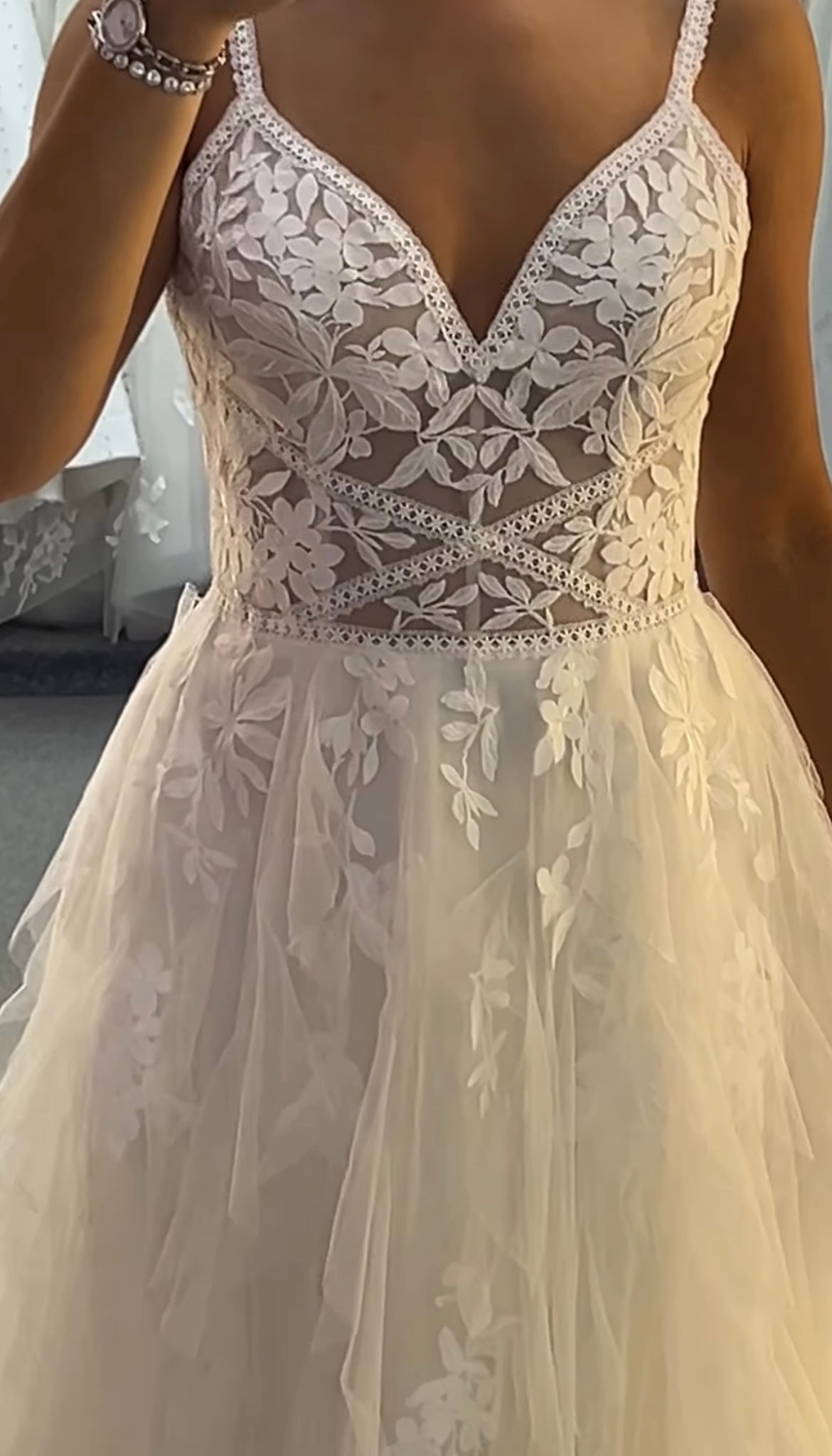 Lauria - robe de mariée boho à jupe volantée avec haut en dentelle sans perlage Lauria - robe de mariée boho à jupe volantée avec haut en dentelle sans perlage