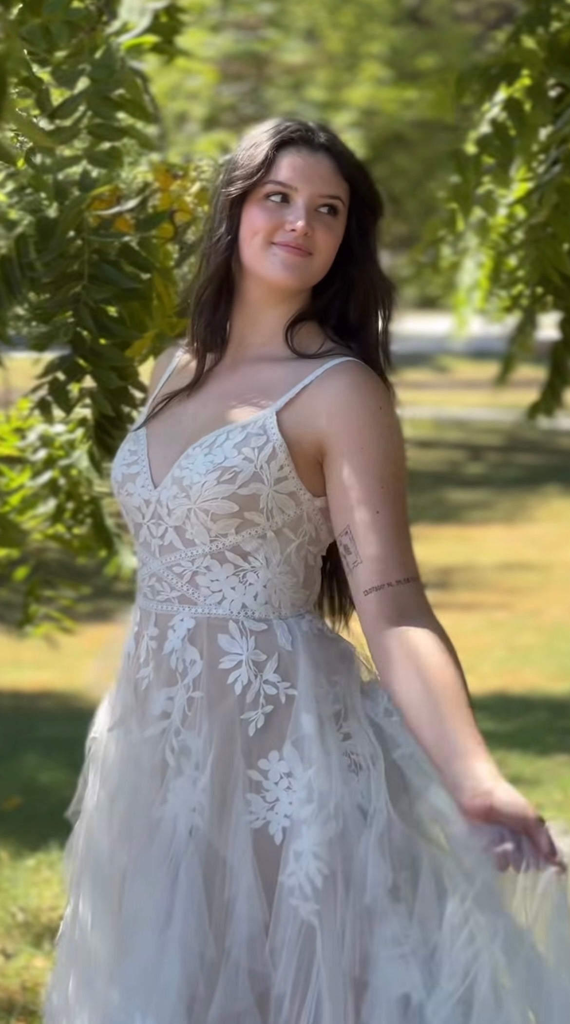 Lauria - robe de mariée boho à jupe volantée avec haut en dentelle sans perlage Lauria - robe de mariée boho à jupe volantée avec haut en dentelle sans perlage