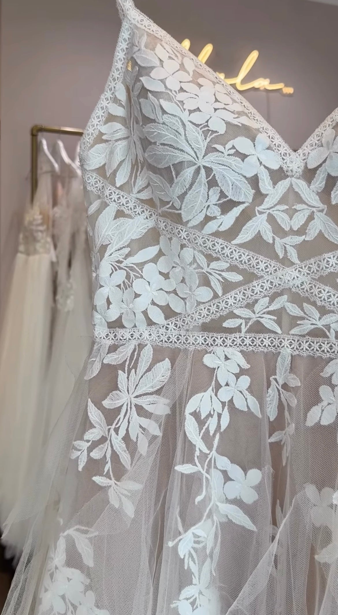Lauria - robe de mariée boho à jupe volantée avec haut en dentelle sans perlage Lauria - robe de mariée boho à jupe volantée avec haut en dentelle sans perlage