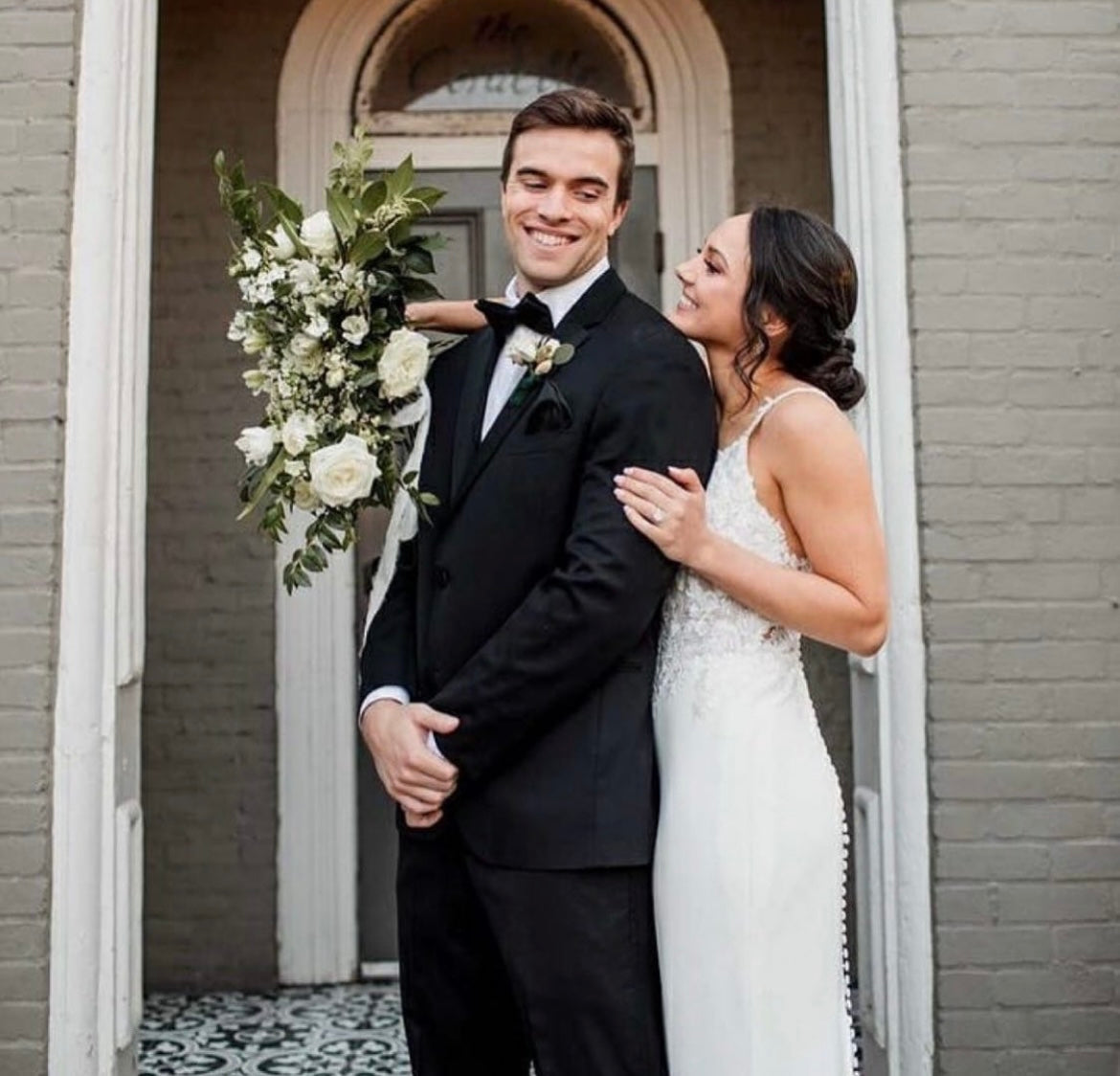 Arwen *échantillon taille 20* - robe de mariée coupe ajustée en crêpe à bretelles fines et traîne prestigieuse Arwen *échantillon taille 20* - robe de mariée coupe ajustée en crêpe à bretelles fines et traîne prestigieuse