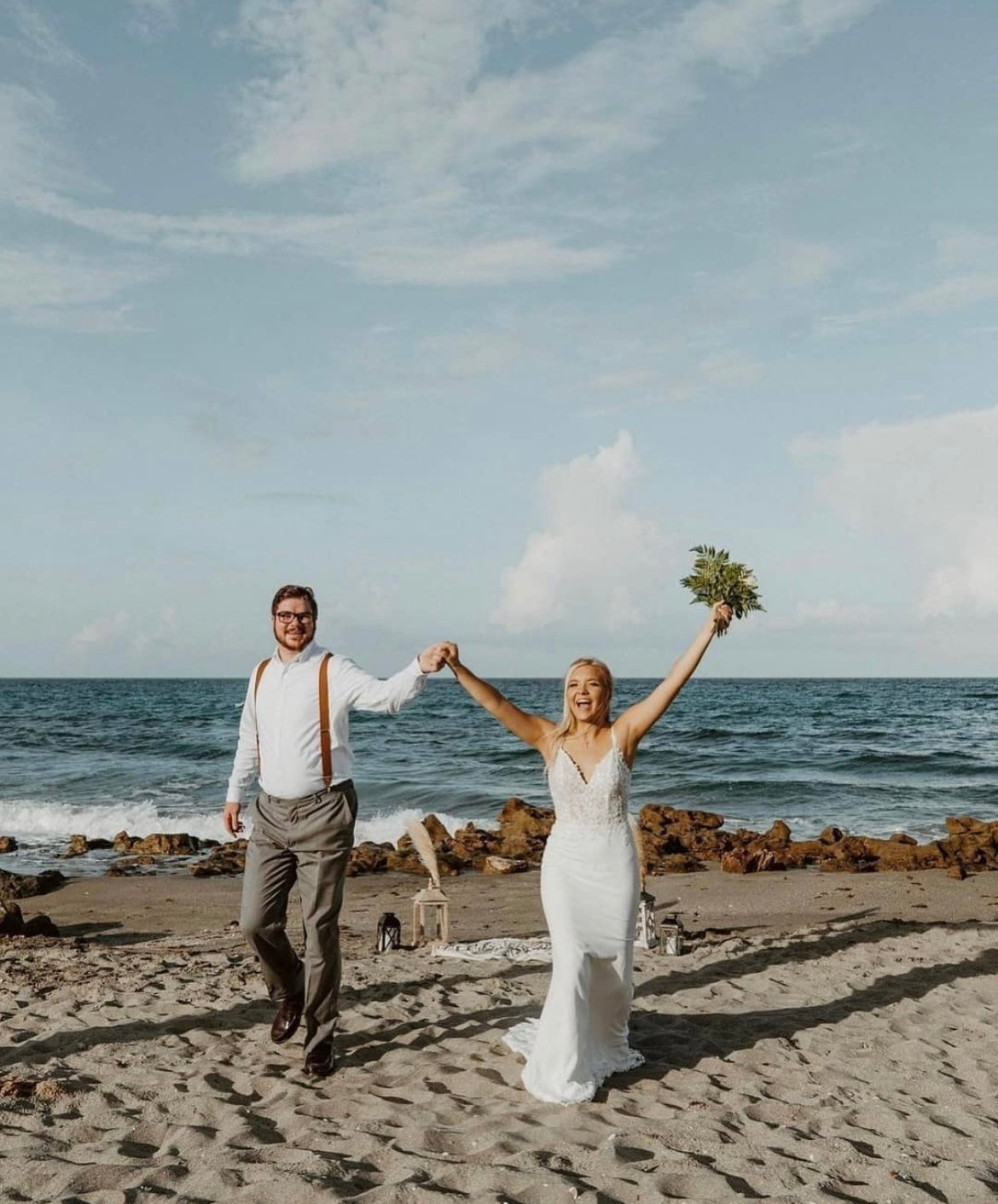 Arwen *échantillon taille 20* - robe de mariée coupe ajustée en crêpe à bretelles fines et traîne prestigieuse Arwen *échantillon taille 20* - robe de mariée coupe ajustée en crêpe à bretelles fines et traîne prestigieuse