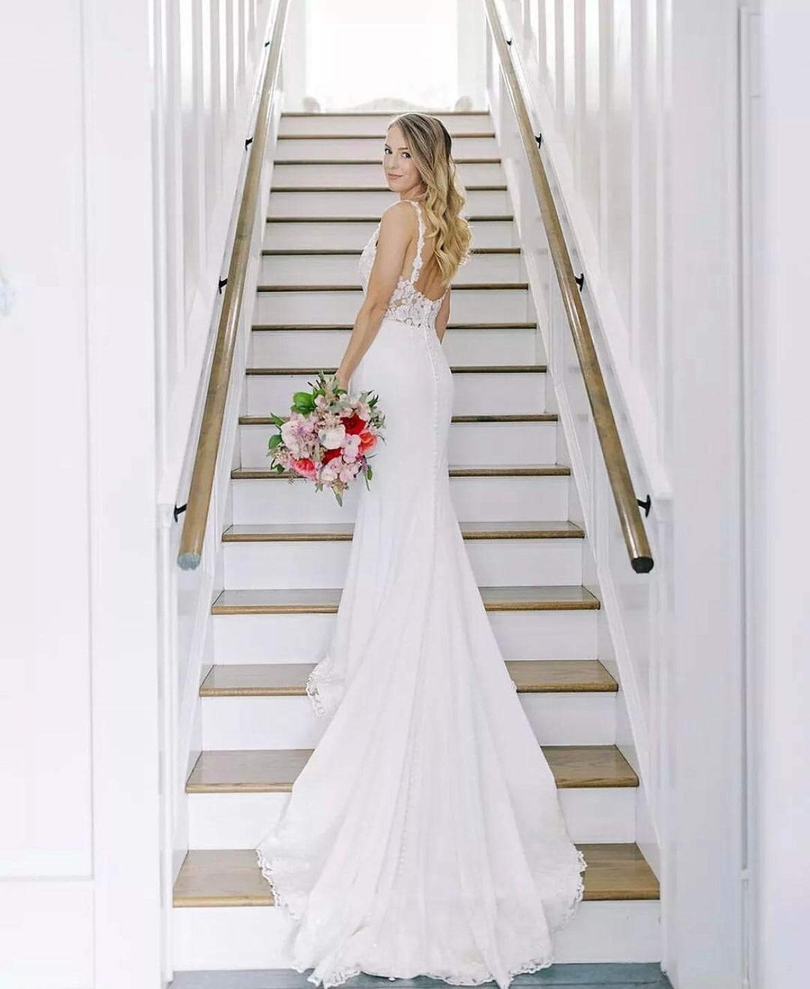 Arwen *échantillon taille 20* - robe de mariée coupe ajustée en crêpe à bretelles fines et traîne prestigieuse Arwen *échantillon taille 20* - robe de mariée coupe ajustée en crêpe à bretelles fines et traîne prestigieuse