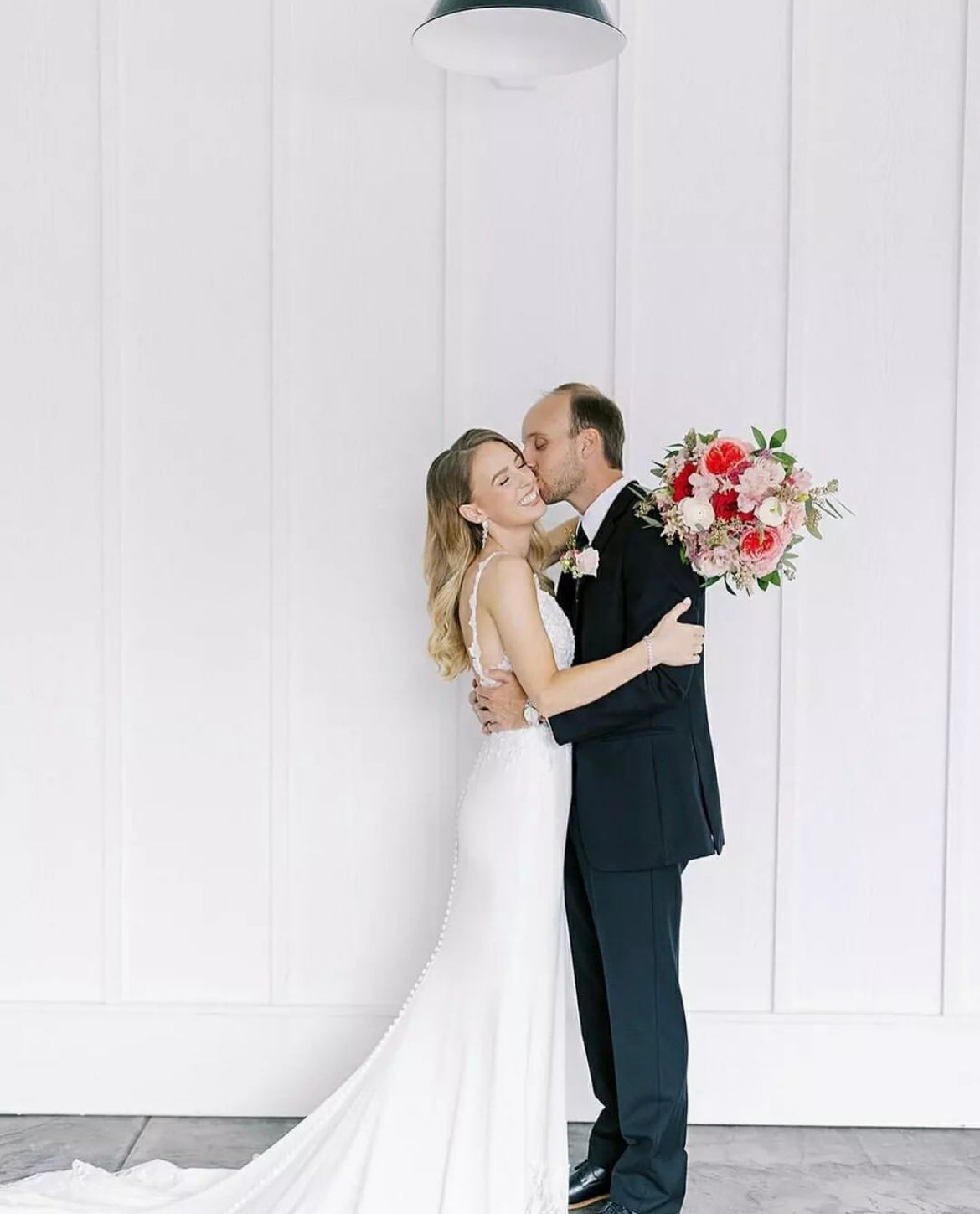 Arwen *échantillon taille 20* - robe de mariée coupe ajustée en crêpe à bretelles fines et traîne prestigieuse Arwen *échantillon taille 20* - robe de mariée coupe ajustée en crêpe à bretelles fines et traîne prestigieuse