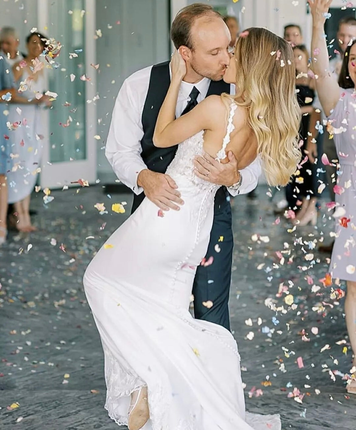 Arwen *échantillon taille 20* - robe de mariée coupe ajustée en crêpe à bretelles fines et traîne prestigieuse Arwen *échantillon taille 20* - robe de mariée coupe ajustée en crêpe à bretelles fines et traîne prestigieuse