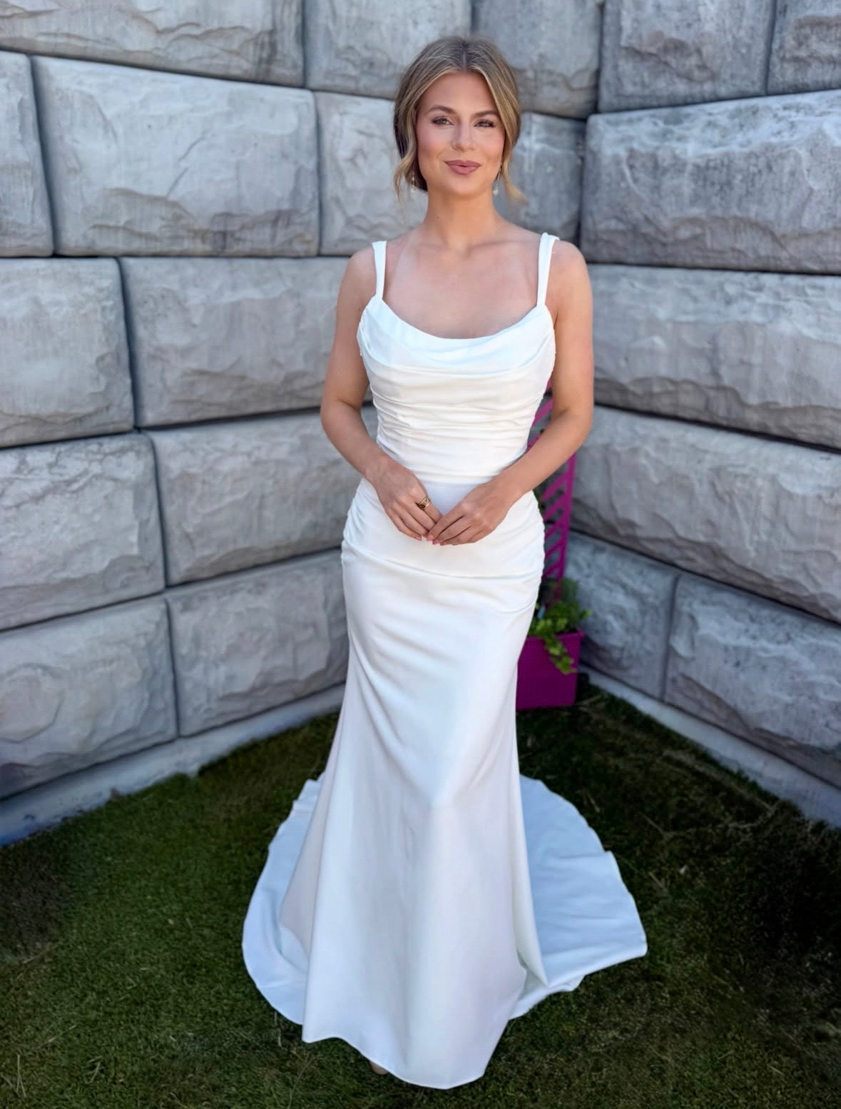 *EXCLUSIVITÉ* Lindy - robe de mariée ajustée en crêpe avec détails de dentelle non perlé et châle au dos *EXCLUSIVITÉ* Lindy - robe de mariée ajustée en crêpe avec détails de dentelle non perlé et châle au dos