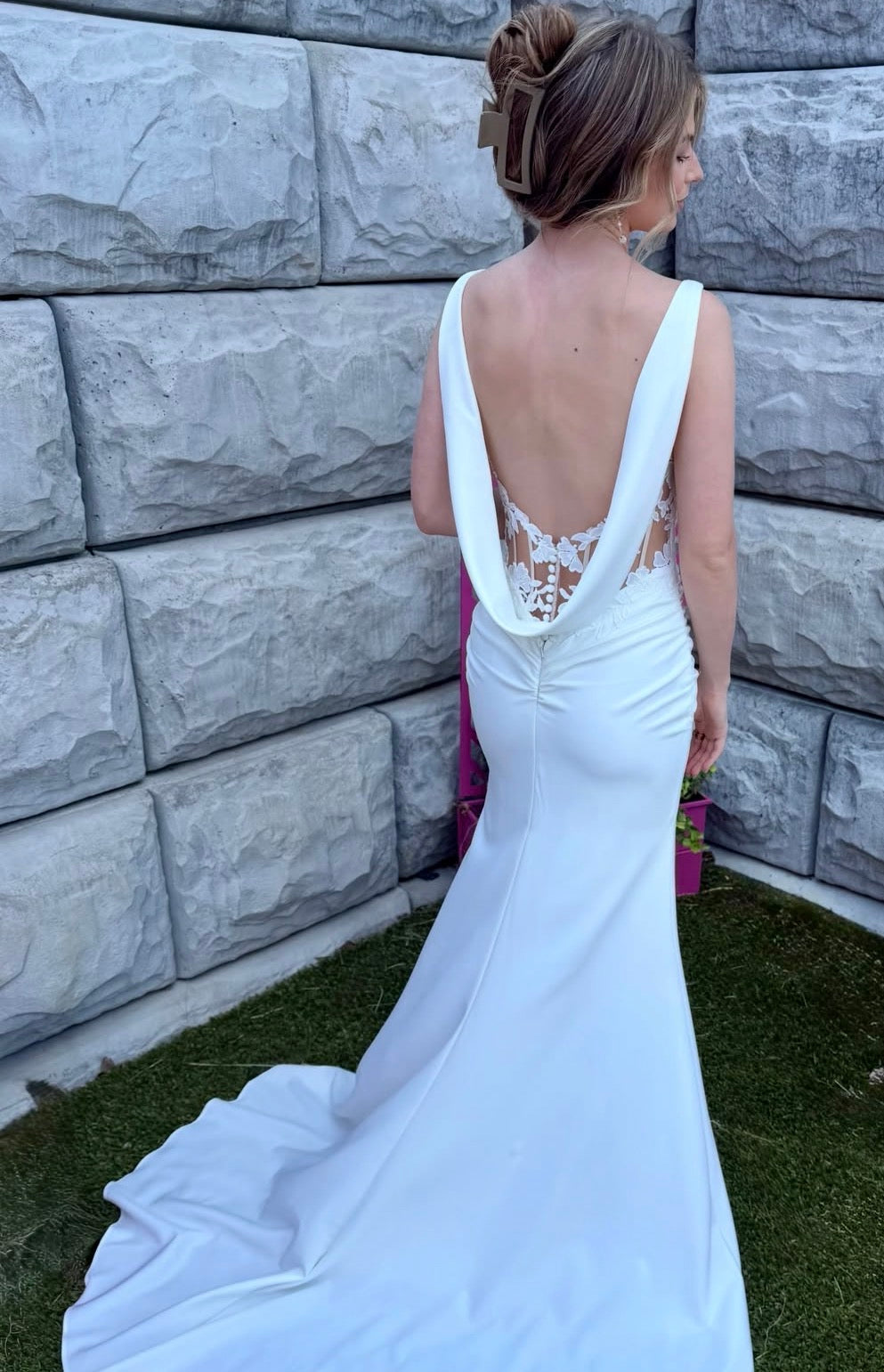 *EXCLUSIVITÉ* Lindy - robe de mariée ajustée en crêpe avec détails de dentelle non perlé et châle au dos *EXCLUSIVITÉ* Lindy - robe de mariée ajustée en crêpe avec détails de dentelle non perlé et châle au dos