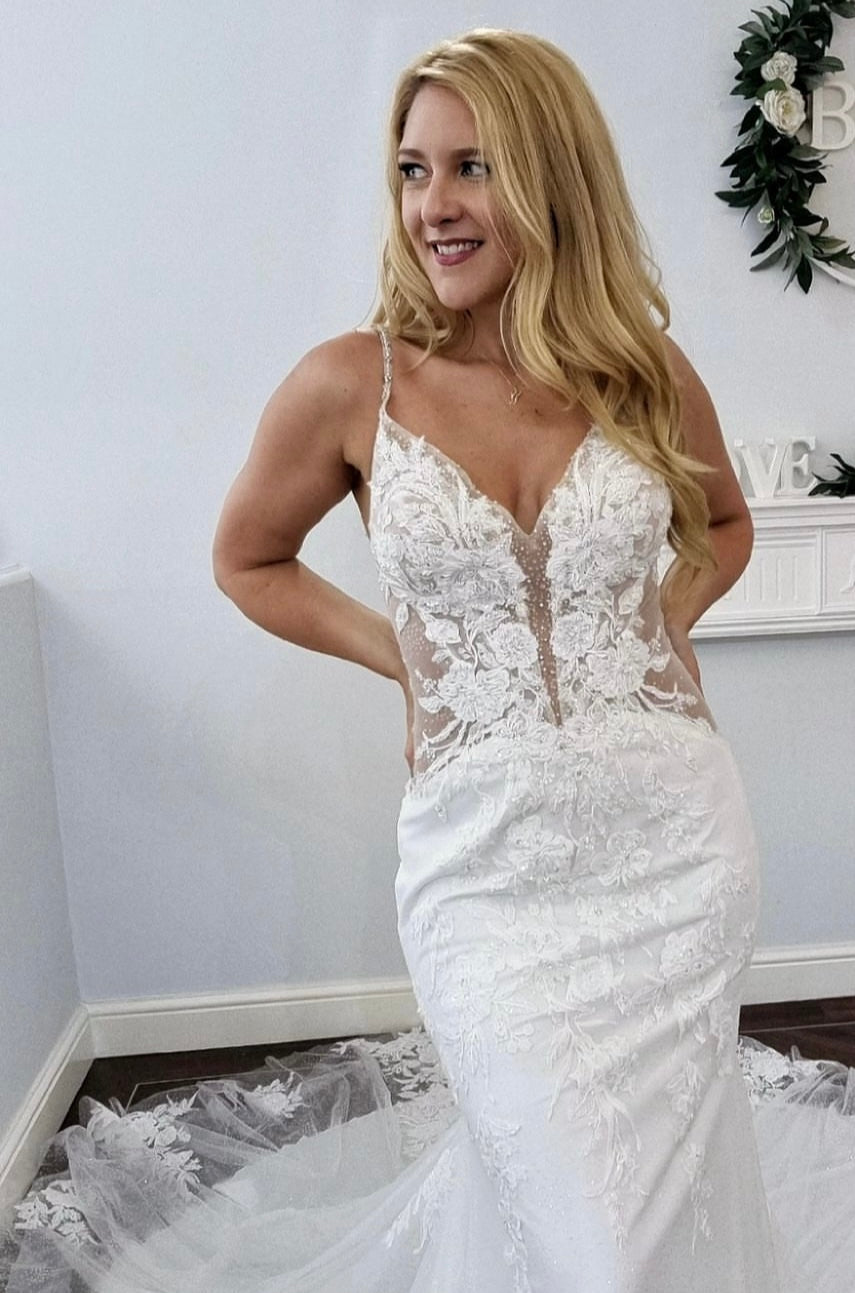 Natalia - robe de mariée sexy et audacieuse de coupe ajustée en dentelle luxueuse et dos ouvert en V Natalia - robe de mariée sexy et audacieuse de coupe ajustée en dentelle luxueuse et dos ouvert en V