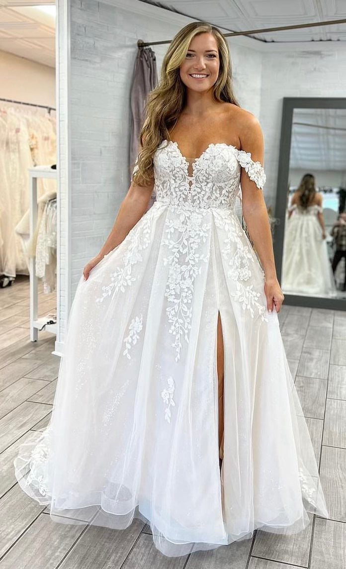Moldo - robe moderne et romantique de coupe A en tulle et dentelle avec bretelles tombantes amovibles et fente à la jambe Moldo - robe moderne et romantique de coupe A en tulle et dentelle avec bretelles tombantes amovibles et fente à la jambe