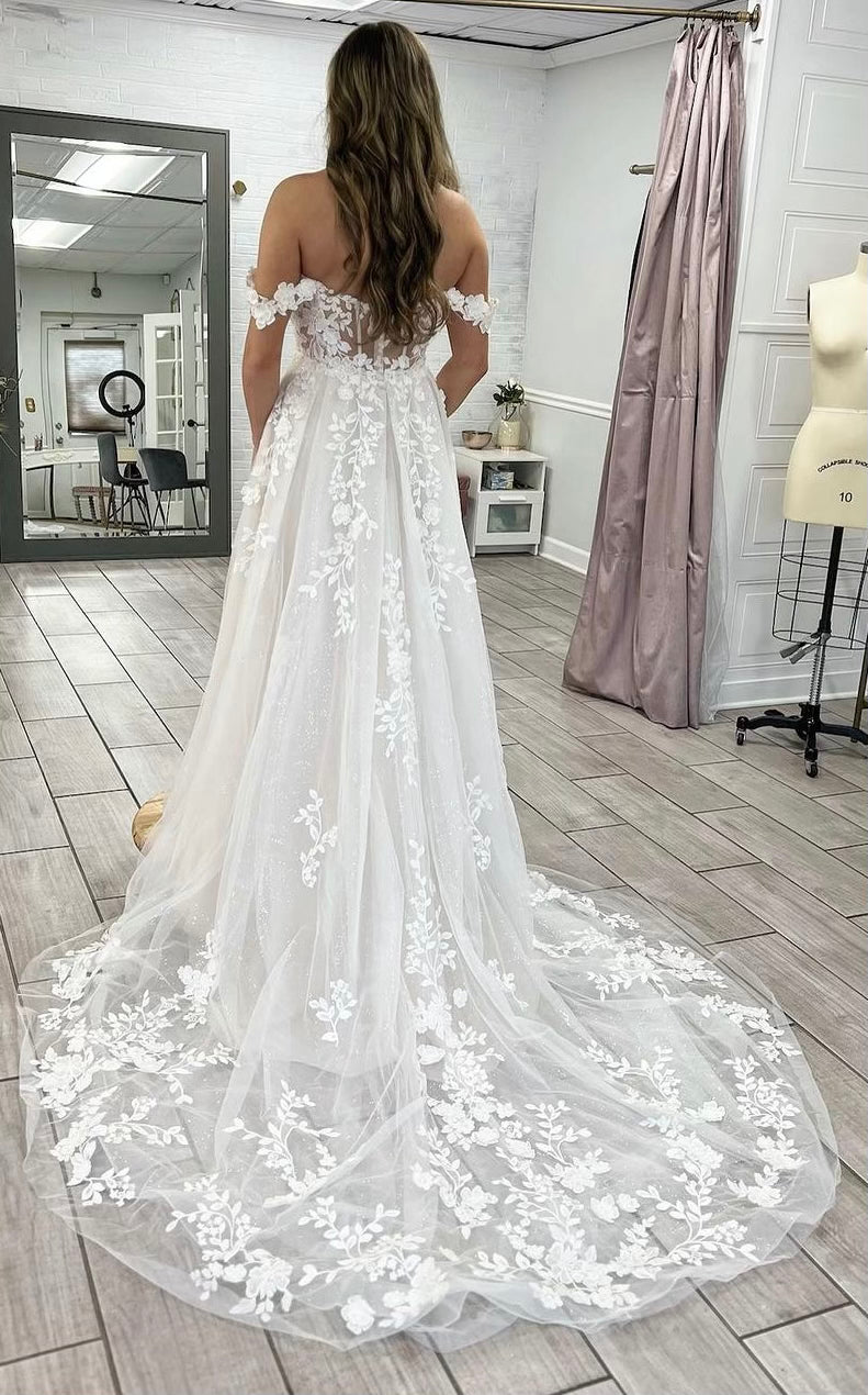 Moldo - robe moderne et romantique de coupe A en tulle et dentelle avec bretelles tombantes amovibles et fente à la jambe Moldo - robe moderne et romantique de coupe A en tulle et dentelle avec bretelles tombantes amovibles et fente à la jambe