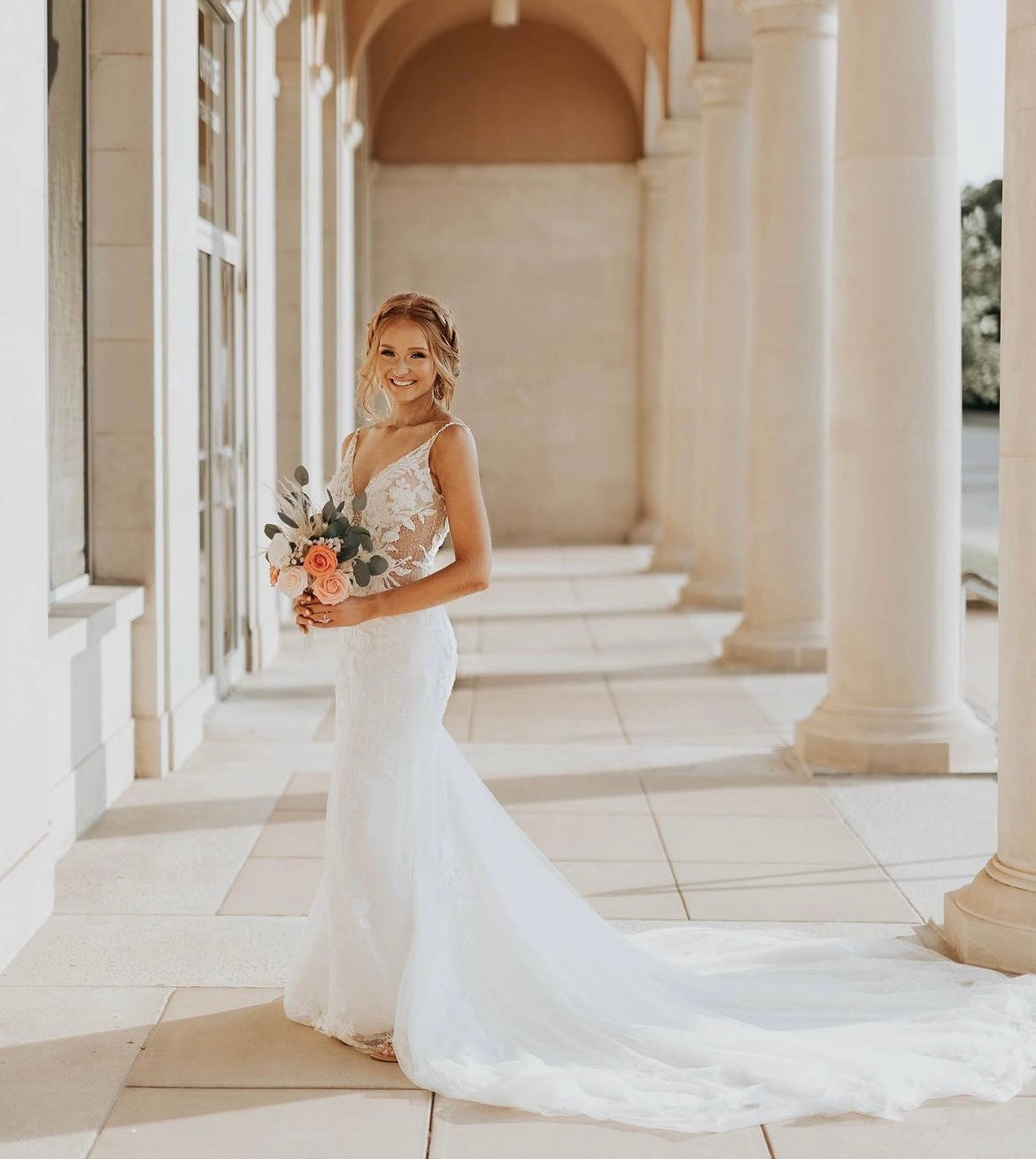 Natalia - robe de mariée sexy et audacieuse de coupe ajustée en dentelle luxueuse et dos ouvert en V Natalia - robe de mariée sexy et audacieuse de coupe ajustée en dentelle luxueuse et dos ouvert en V