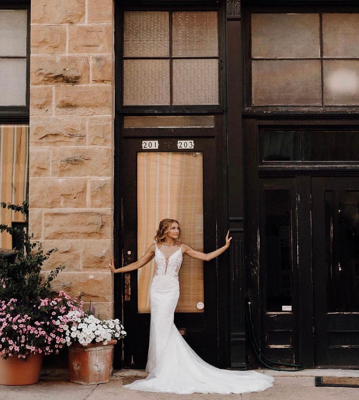 Natalia - robe de mariée sexy et audacieuse de coupe ajustée en dentelle luxueuse et dos ouvert en V Natalia - robe de mariée sexy et audacieuse de coupe ajustée en dentelle luxueuse et dos ouvert en V