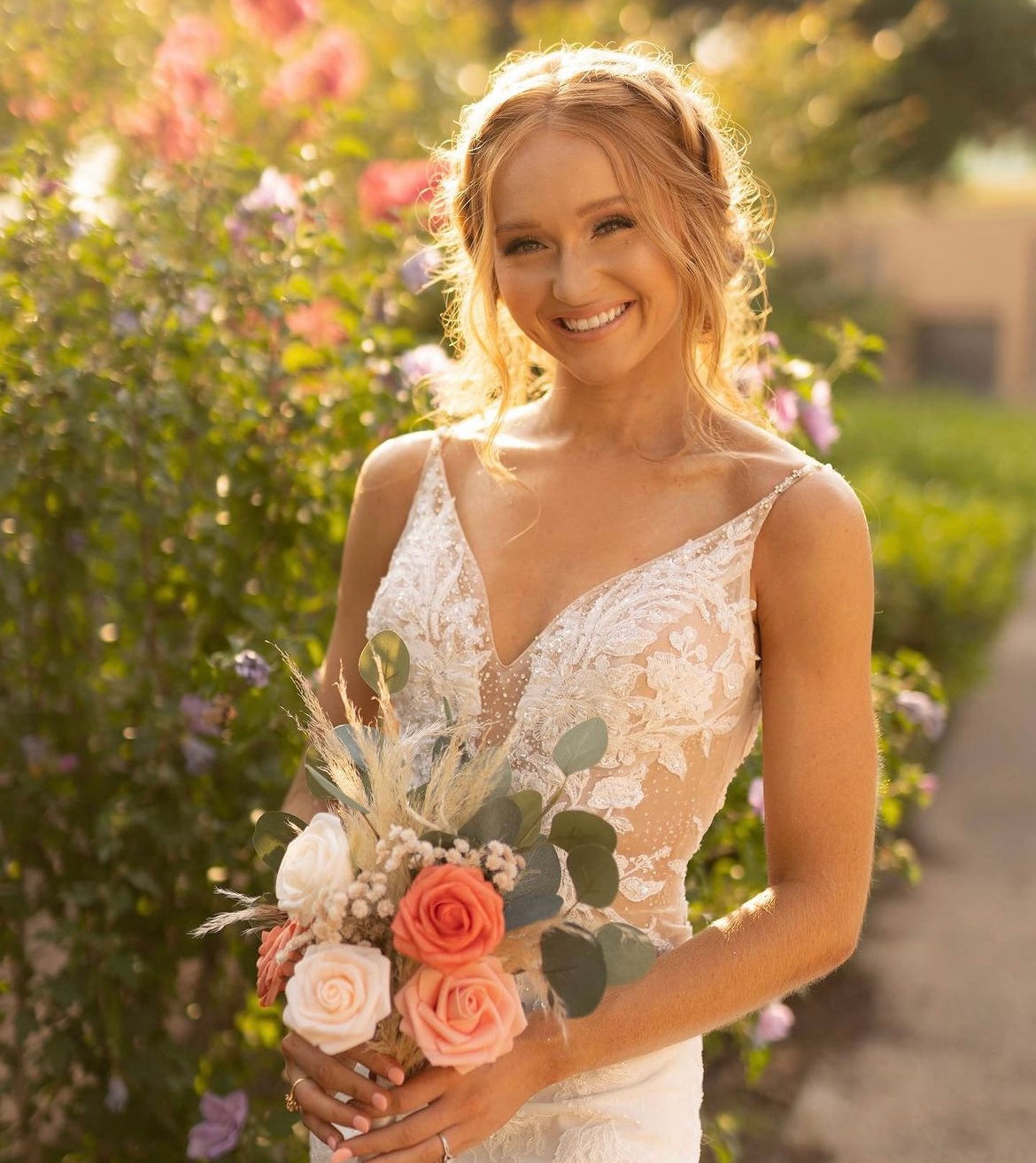 Natalia - robe de mariée sexy et audacieuse de coupe ajustée en dentelle luxueuse et dos ouvert en V Natalia - robe de mariée sexy et audacieuse de coupe ajustée en dentelle luxueuse et dos ouvert en V