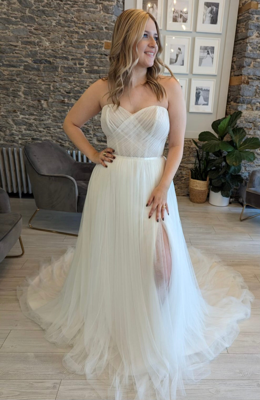 * EXCLUSIVE * Bernardina *plus size* - romantic tulle wedding dress with pleated bustier, removable puff sleeves and leg slit * EXCLUSIVE * Bernardina *plus size* - romantic tulle wedding dress with pleated bustier, removable puff sleeves and leg slit