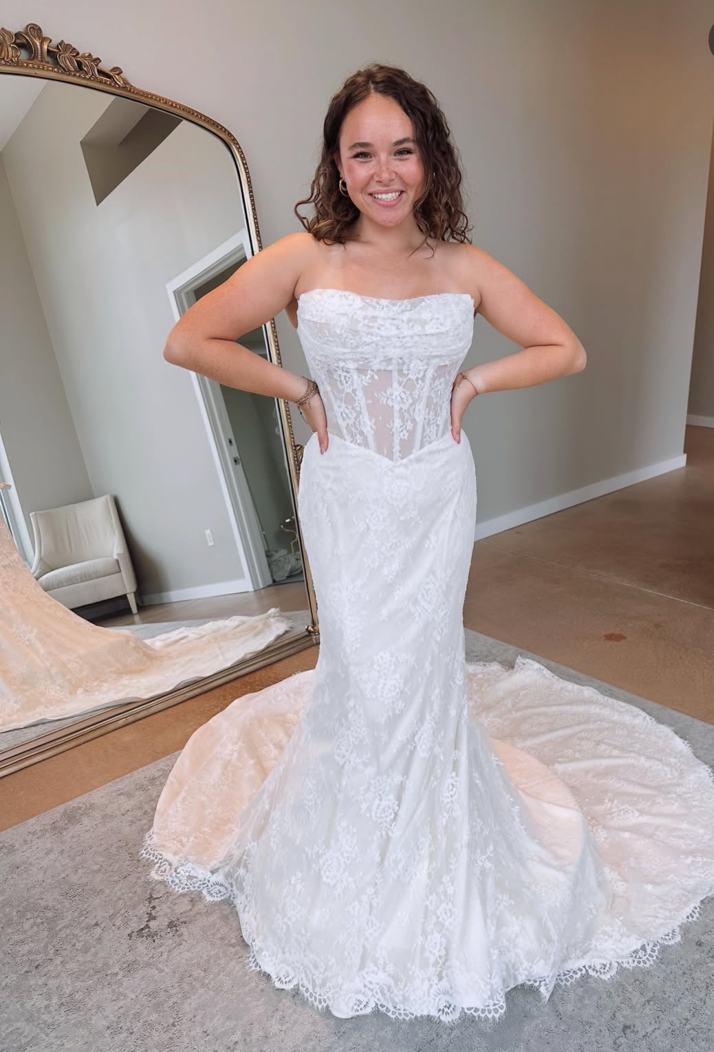 *EXCLUSIVITÉ* Daxia - robe de mariée moderne avec haut corset sans bretelle en dentelle non perlé et gants de dentelle *EXCLUSIVITÉ* Daxia - robe de mariée moderne avec haut corset sans bretelle en dentelle non perlé et gants de dentelle