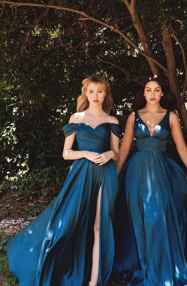 Brad *tailles 14 à 24* - robe longue en tissus satiné avec décolleté en V et jambe fendue Brad *tailles 14 à 24* - robe longue en tissus satiné avec décolleté en V et jambe fendue