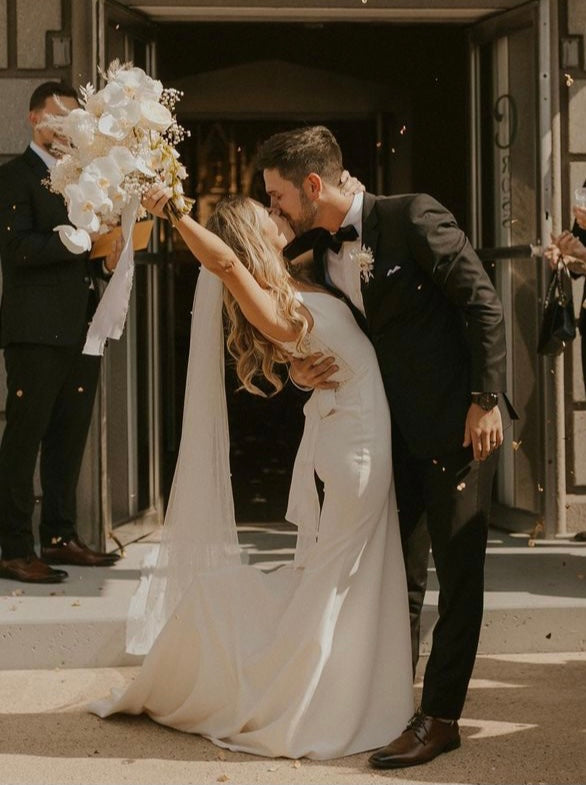 Mauricia *échantillon taille 14*- robe de mariée de coupe ajustée sans manches en crêpe avec dos noué Mauricia *échantillon taille 14*- robe de mariée de coupe ajustée sans manches en crêpe avec dos noué