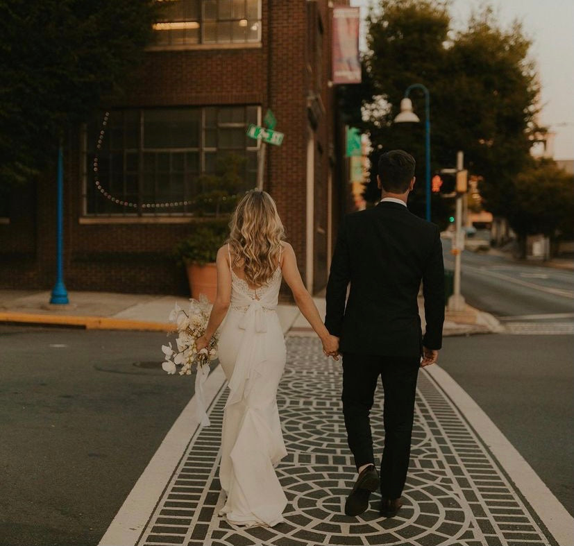 Mauricia *échantillon taille 14*- robe de mariée de coupe ajustée sans manches en crêpe avec dos noué Mauricia *échantillon taille 14*- robe de mariée de coupe ajustée sans manches en crêpe avec dos noué