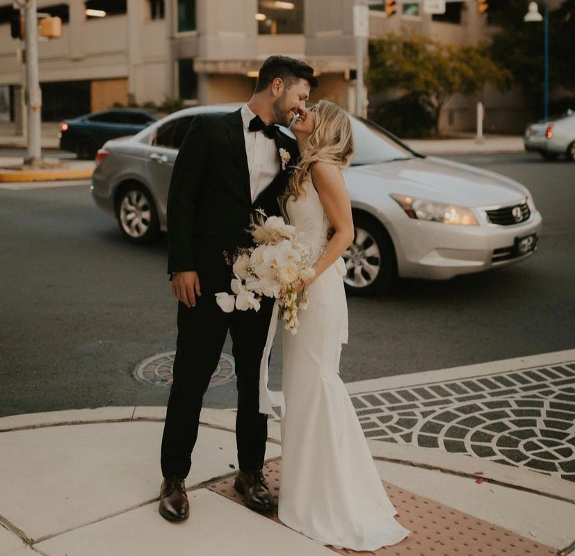 Mauricia *échantillon taille 14*- robe de mariée de coupe ajustée sans manches en crêpe avec dos noué Mauricia *échantillon taille 14*- robe de mariée de coupe ajustée sans manches en crêpe avec dos noué