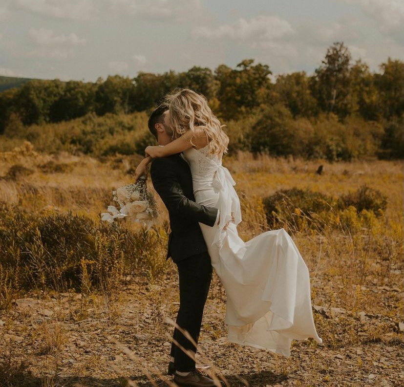 Mauricia *échantillon taille 14*- robe de mariée de coupe ajustée sans manches en crêpe avec dos noué Mauricia *échantillon taille 14*- robe de mariée de coupe ajustée sans manches en crêpe avec dos noué