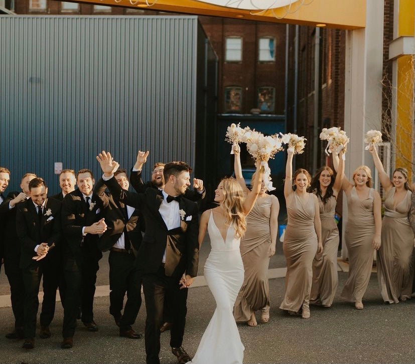 Mauricia *échantillon taille 14*- robe de mariée de coupe ajustée sans manches en crêpe avec dos noué Mauricia *échantillon taille 14*- robe de mariée de coupe ajustée sans manches en crêpe avec dos noué