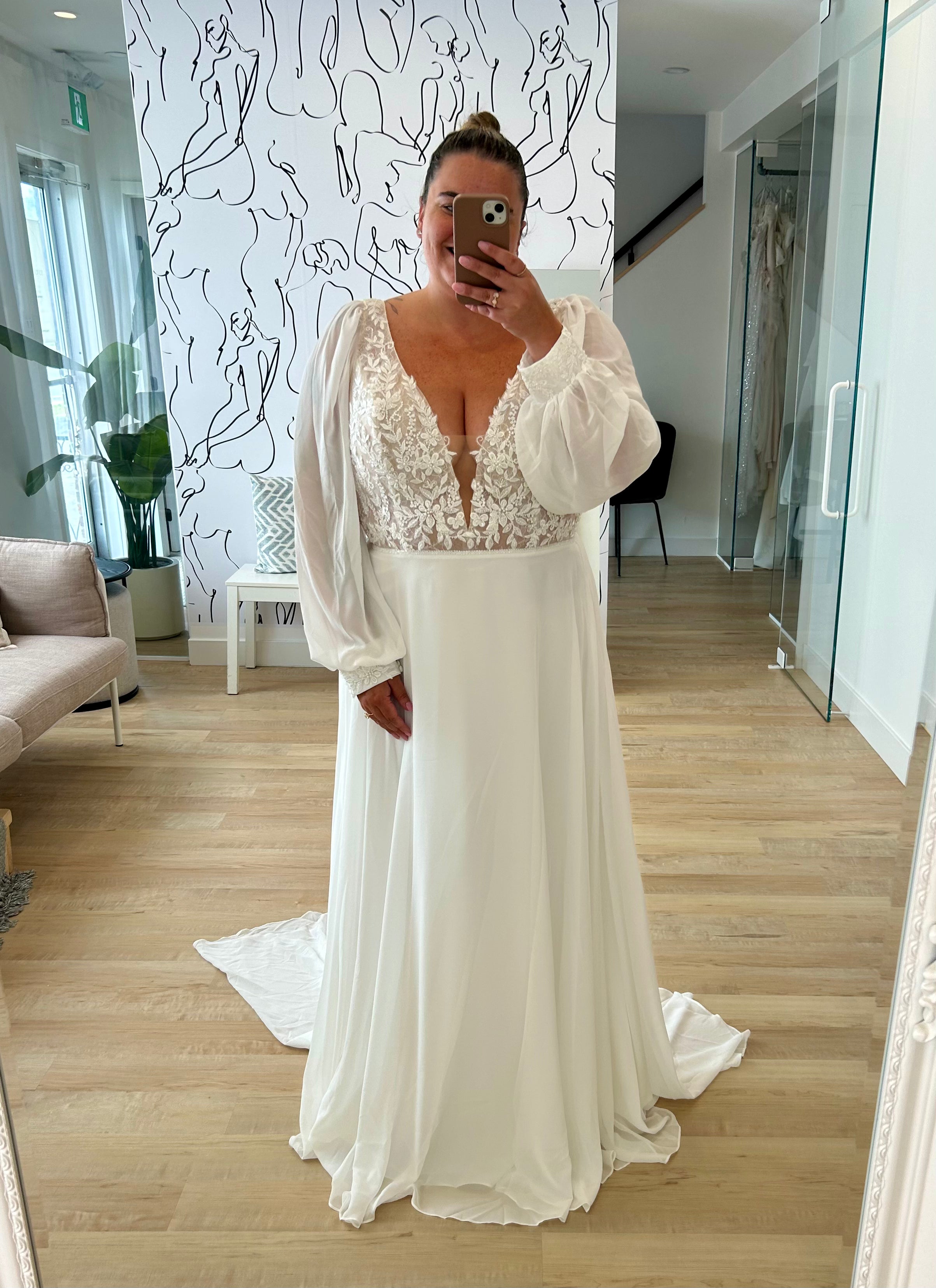 Derby *échantillon taille 20* - robe de mariée avec manches longues bouffantes en chiffon, haut en dentelle, dos en V Derby *échantillon taille 20* - robe de mariée avec manches longues bouffantes en chiffon, haut en dentelle, dos en V