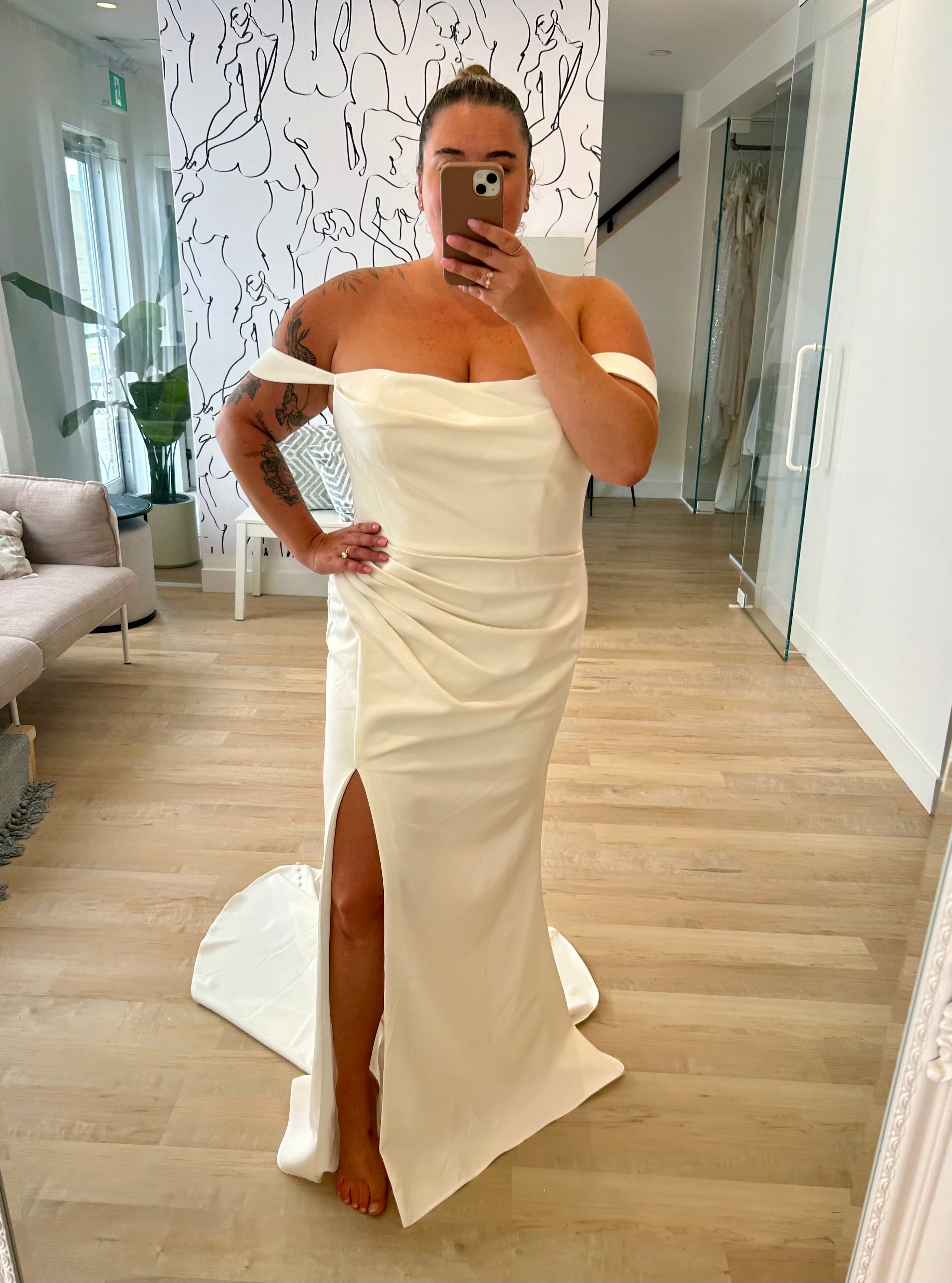 *EXCLUSIVITÉ* Frida *taille plus* - robe de mariée minimaliste en crêpe extensible de coupe ajustée avec avec bretelles tombantes *EXCLUSIVITÉ* Frida *taille plus* - robe de mariée minimaliste en crêpe extensible de coupe ajustée avec avec bretelles tombantes