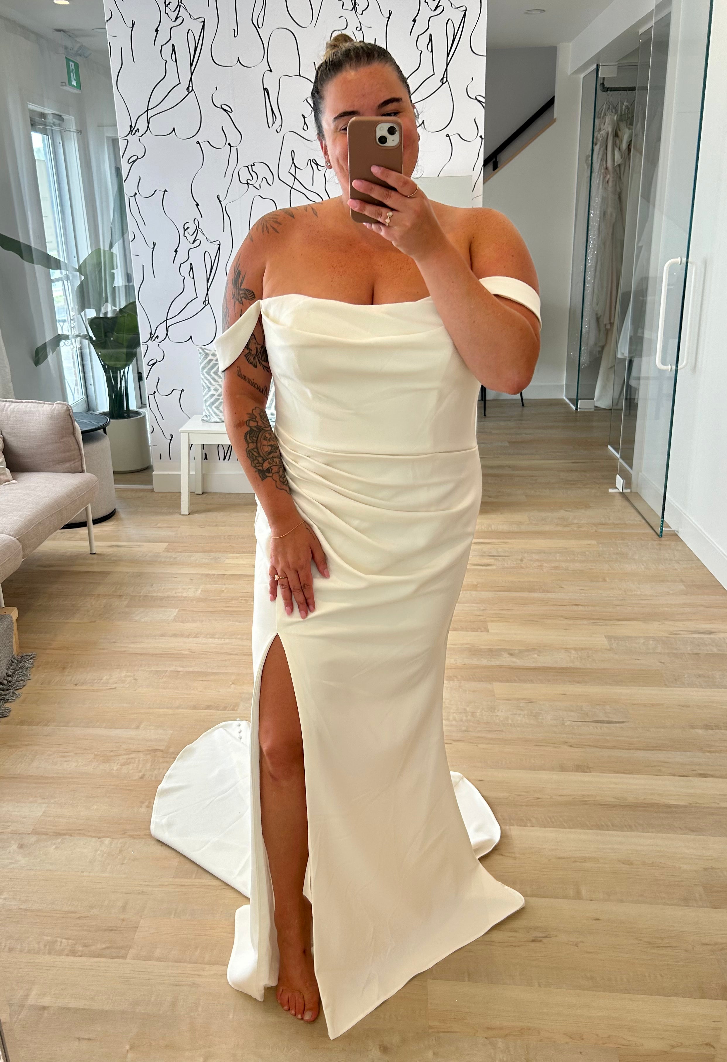 *EXCLUSIVITÉ* Frida *taille plus* - robe de mariée minimaliste en crêpe extensible de coupe ajustée avec avec bretelles tombantes *EXCLUSIVITÉ* Frida *taille plus* - robe de mariée minimaliste en crêpe extensible de coupe ajustée avec avec bretelles tombantes