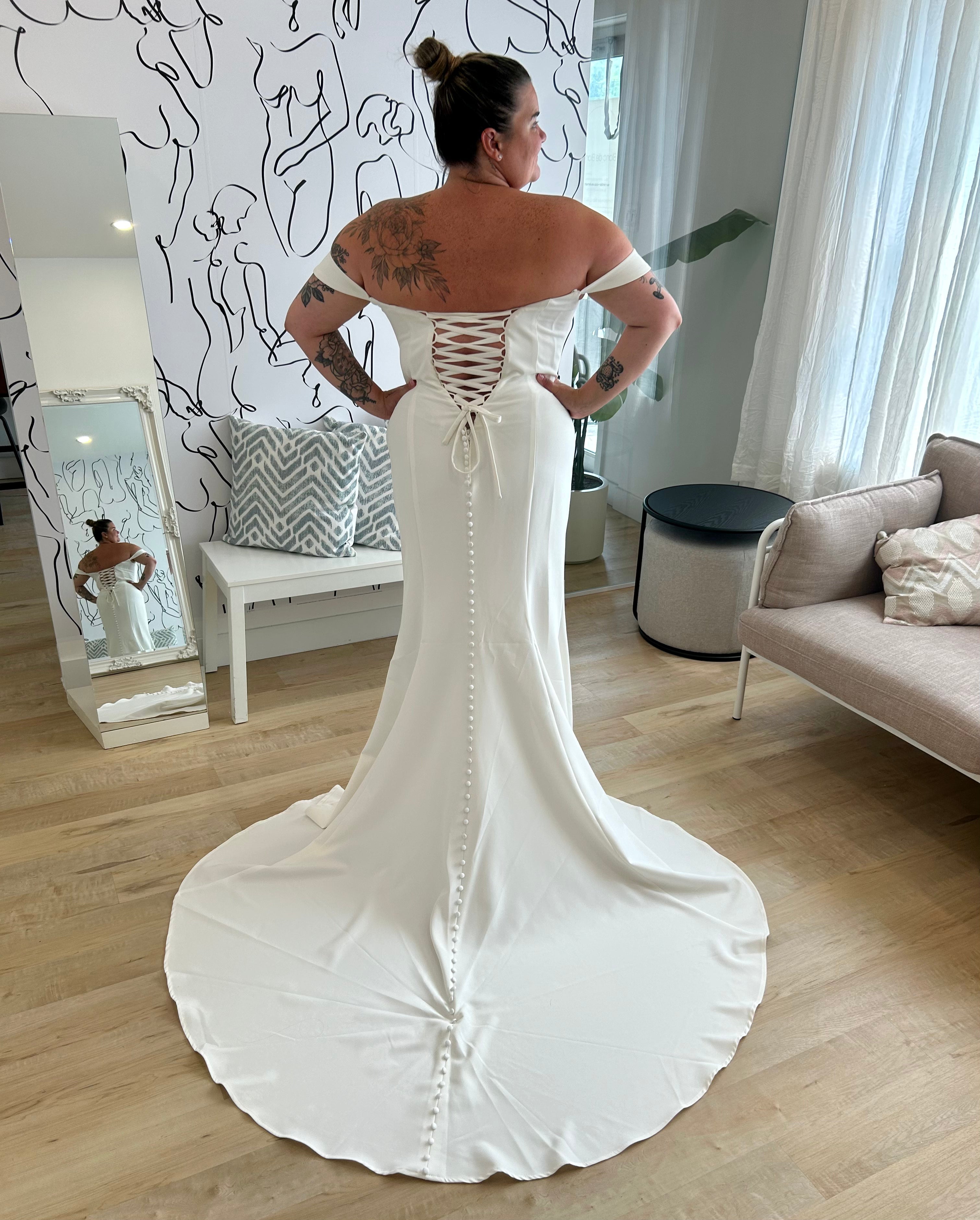*EXCLUSIVITÉ* Frida *taille plus* - robe de mariée minimaliste en crêpe extensible de coupe ajustée avec avec bretelles tombantes *EXCLUSIVITÉ* Frida *taille plus* - robe de mariée minimaliste en crêpe extensible de coupe ajustée avec avec bretelles tombantes