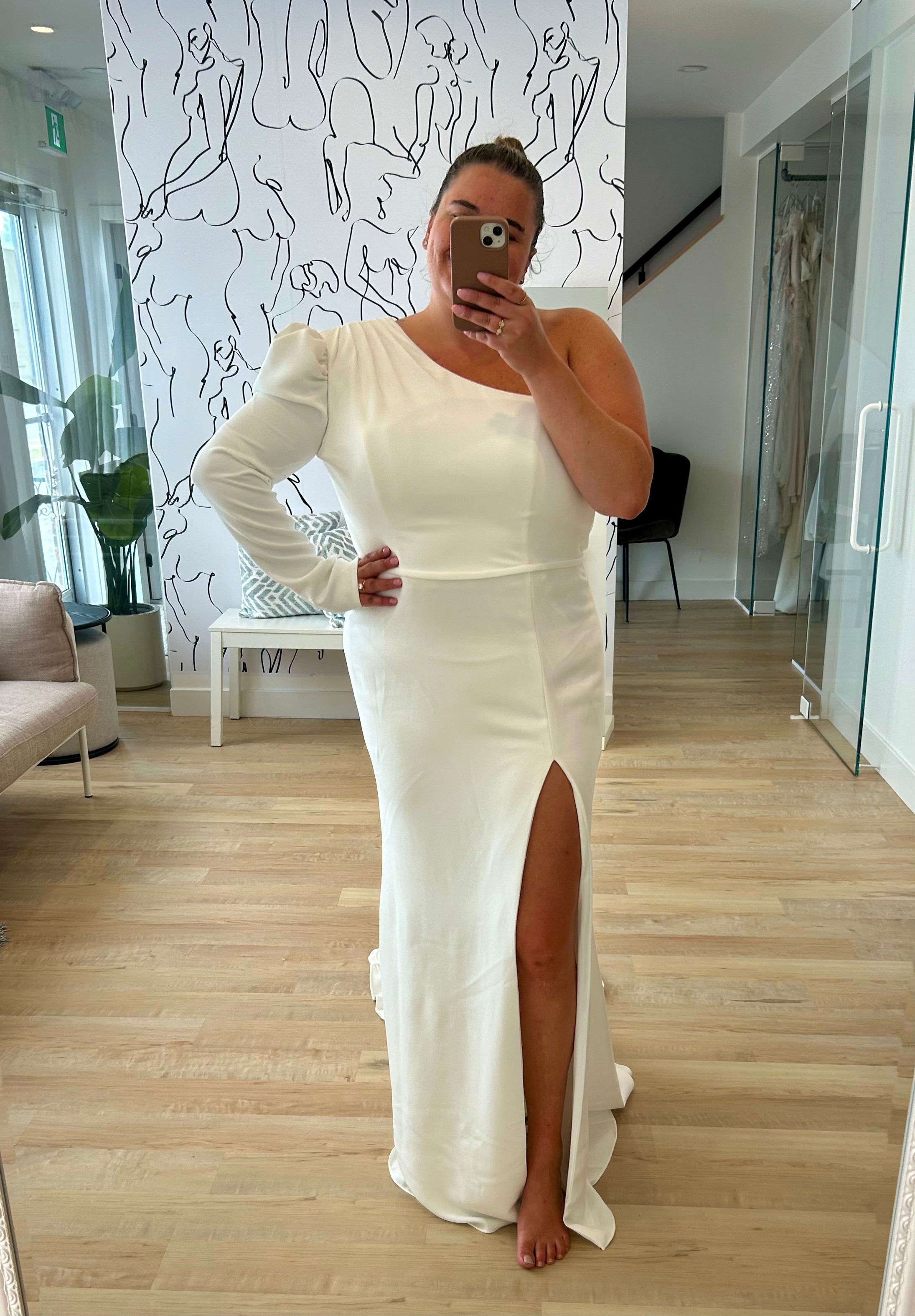 *EXCLUSIVITÉ* Clement *échantillon taille 16* - robe de mariée moderne ajustée à encolure asymétrique à une manche longue *EXCLUSIVITÉ* Clement *échantillon taille 16* - robe de mariée moderne ajustée à encolure asymétrique à une manche longue