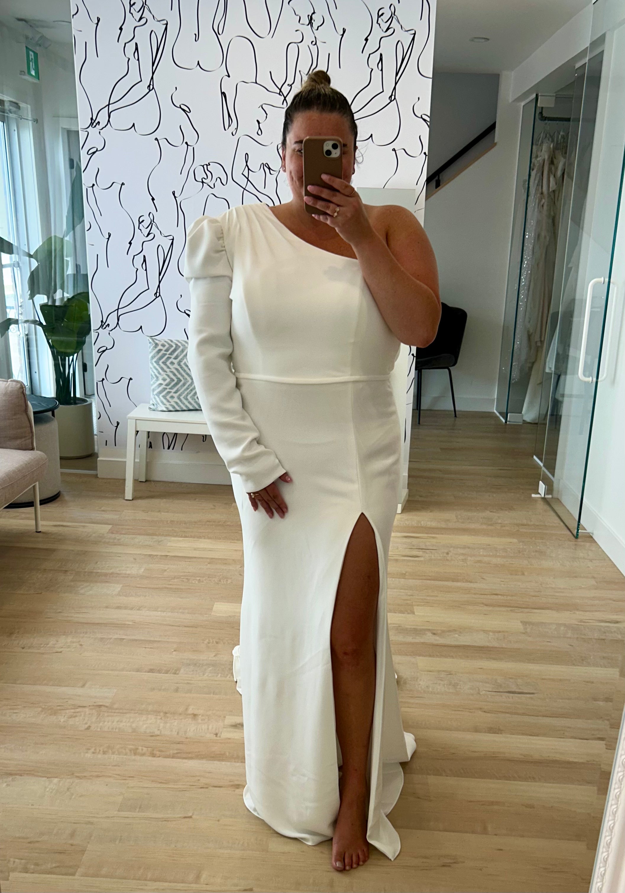 *EXCLUSIVITÉ* Clement *échantillon taille 16* - robe de mariée moderne ajustée à encolure asymétrique à une manche longue *EXCLUSIVITÉ* Clement *échantillon taille 16* - robe de mariée moderne ajustée à encolure asymétrique à une manche longue