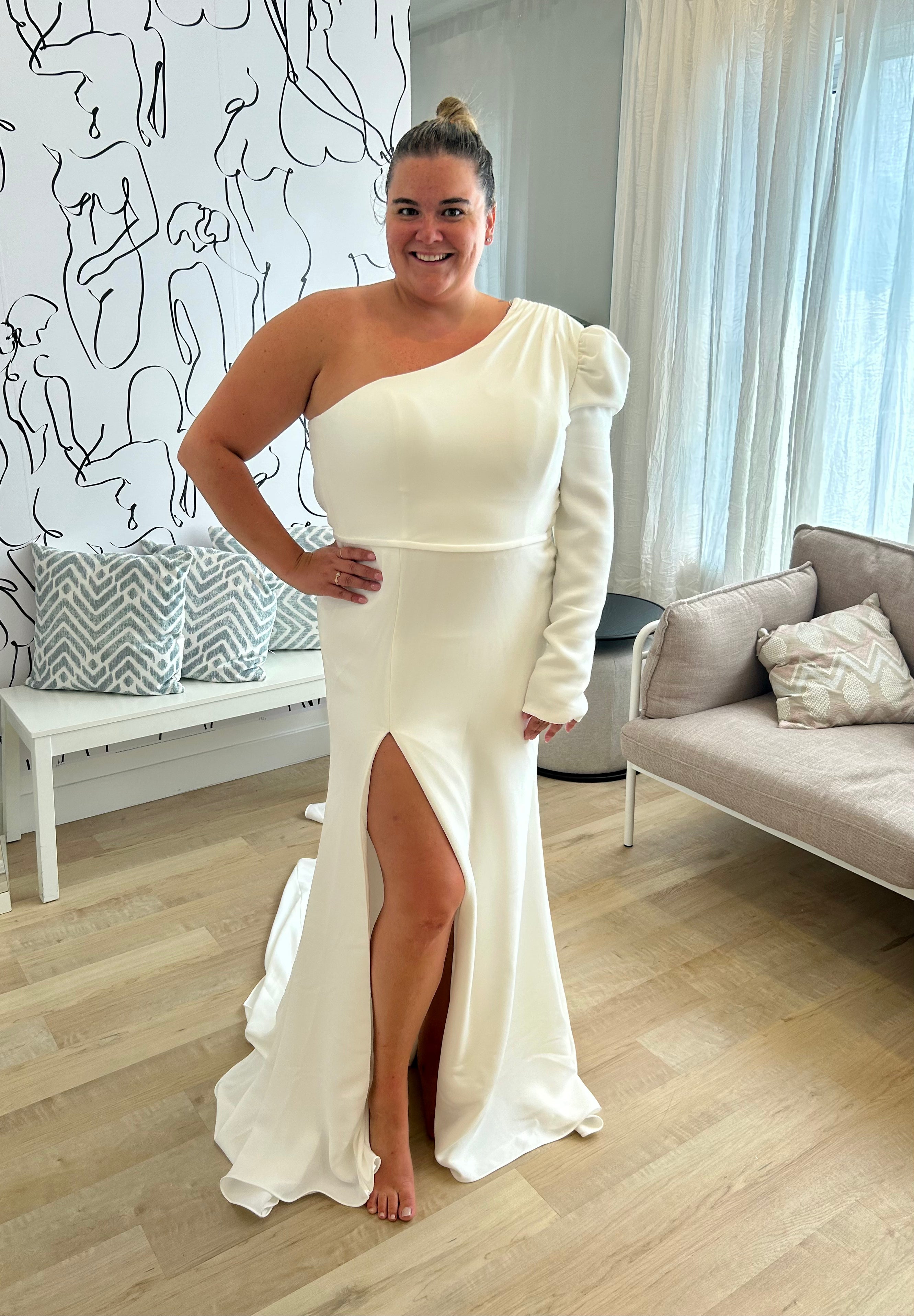 *EXCLUSIVITÉ* Clement *échantillon taille 16* - robe de mariée moderne ajustée à encolure asymétrique à une manche longue *EXCLUSIVITÉ* Clement *échantillon taille 16* - robe de mariée moderne ajustée à encolure asymétrique à une manche longue