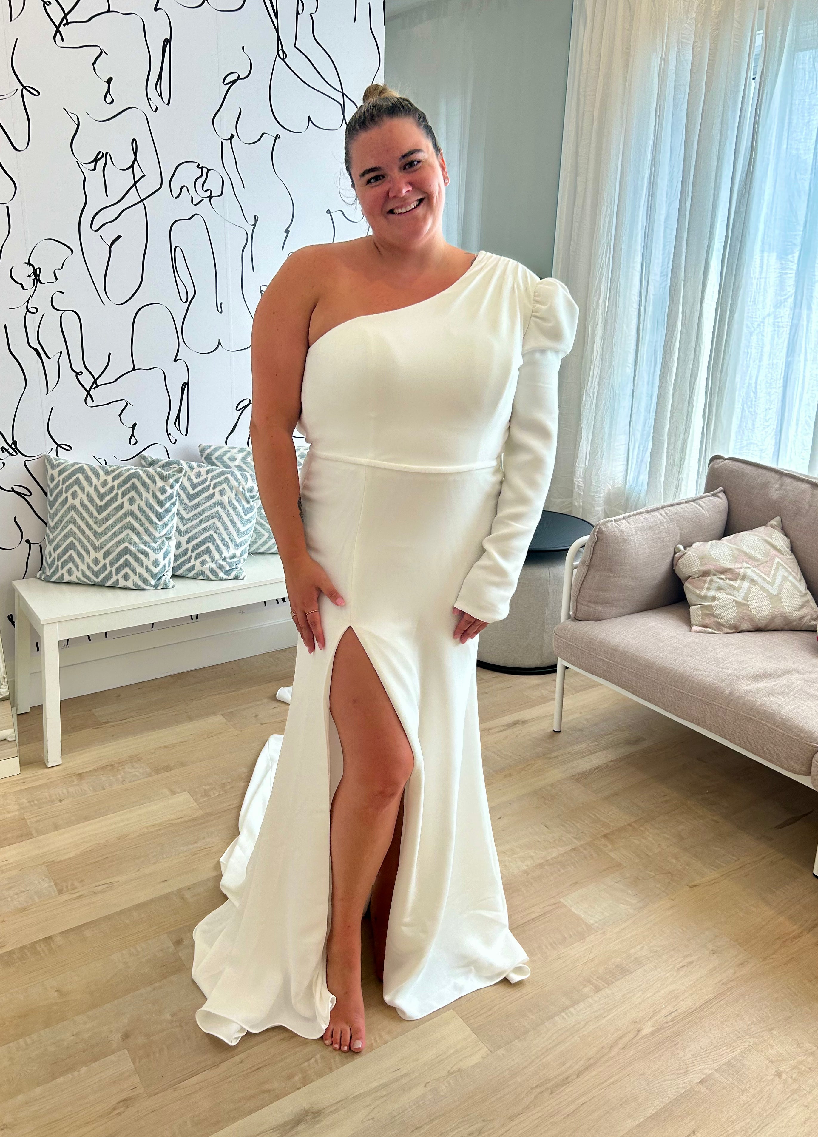 *EXCLUSIVITÉ* Clement *échantillon taille 16* - robe de mariée moderne ajustée à encolure asymétrique à une manche longue *EXCLUSIVITÉ* Clement *échantillon taille 16* - robe de mariée moderne ajustée à encolure asymétrique à une manche longue