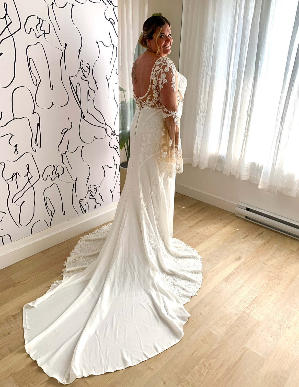 Bender *taille plus* - robe de mariée ajustée en crêpe extensible avec manches cloches en tulle léger et dos ouvert Bender *taille plus* - robe de mariée ajustée en crêpe extensible avec manches cloches en tulle léger et dos ouvert