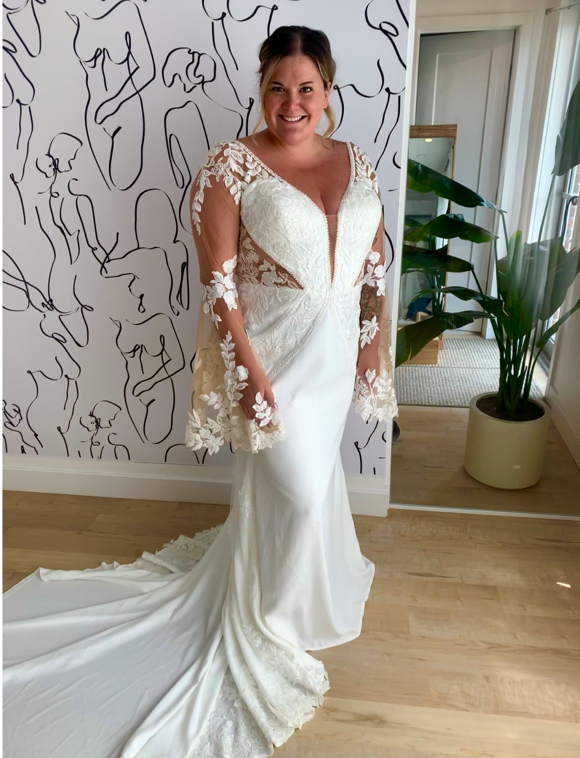 Bender *taille plus* - robe de mariée ajustée en crêpe extensible avec manches cloches en tulle léger et dos ouvert Bender *taille plus* - robe de mariée ajustée en crêpe extensible avec manches cloches en tulle léger et dos ouvert