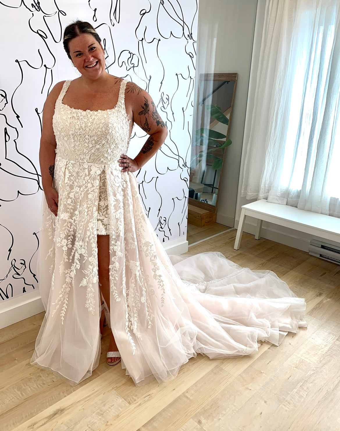 Giselle *taille plus* - robe en A volumineuse haute couture avec dentelle perlée luxueuse, fente audacieuse et jupon raccourci Giselle *taille plus* - robe en A volumineuse haute couture avec dentelle perlée luxueuse, fente audacieuse et jupon raccourci