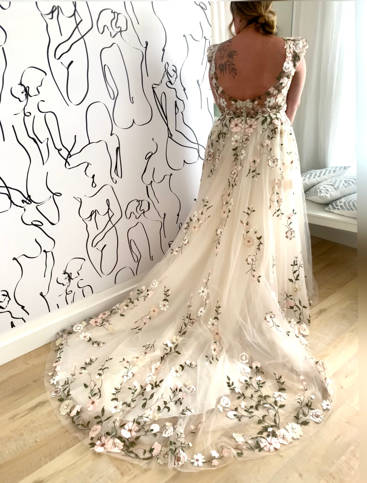 Juno *échantillon taille 8 et 20* - robe de mariée unique et festive avec dentelle brodée haut de gamme et manches courtes bouffantes Juno *échantillon taille 8 et 20* - robe de mariée unique et festive avec dentelle brodée haut de gamme et manches courtes bouffantes