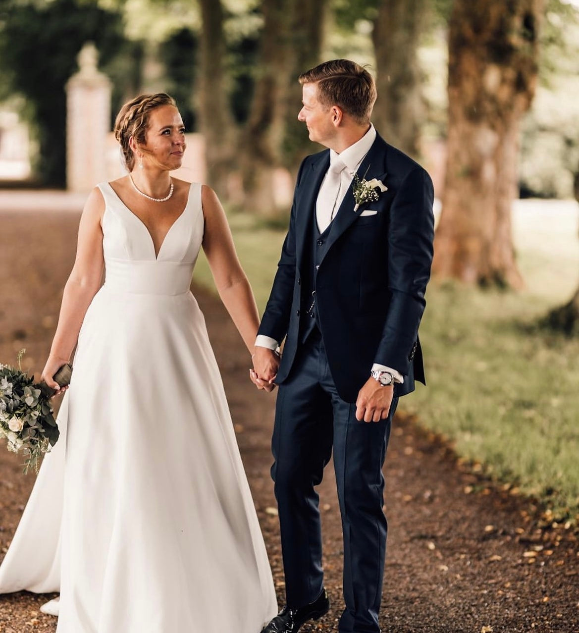 Rita *taille plus* - robe de mariée classique à décolleté plongeant illusion et dos ouvert Rita *taille plus* - robe de mariée classique à décolleté plongeant illusion et dos ouvert